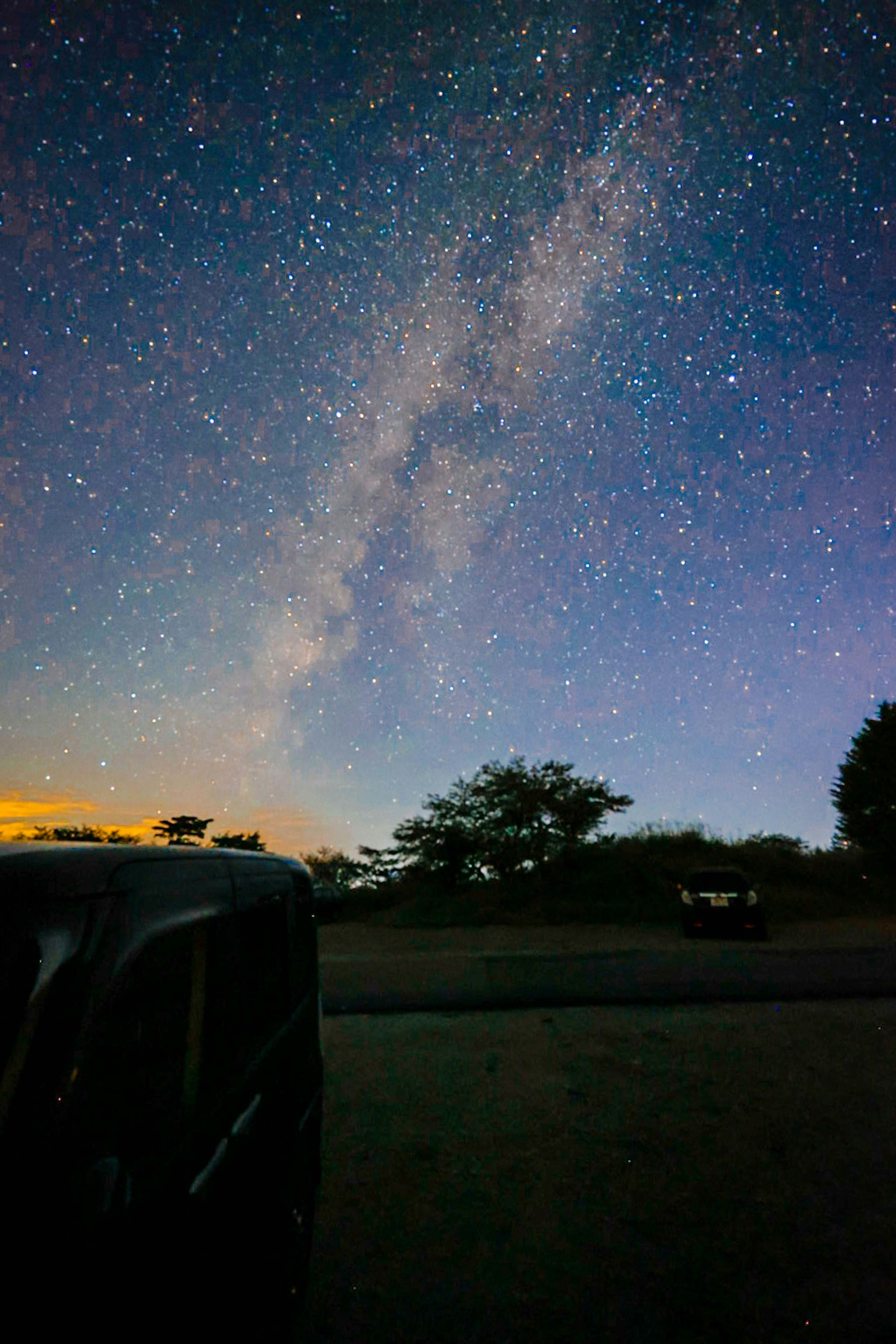 星空と天の川が広がる夜の風景