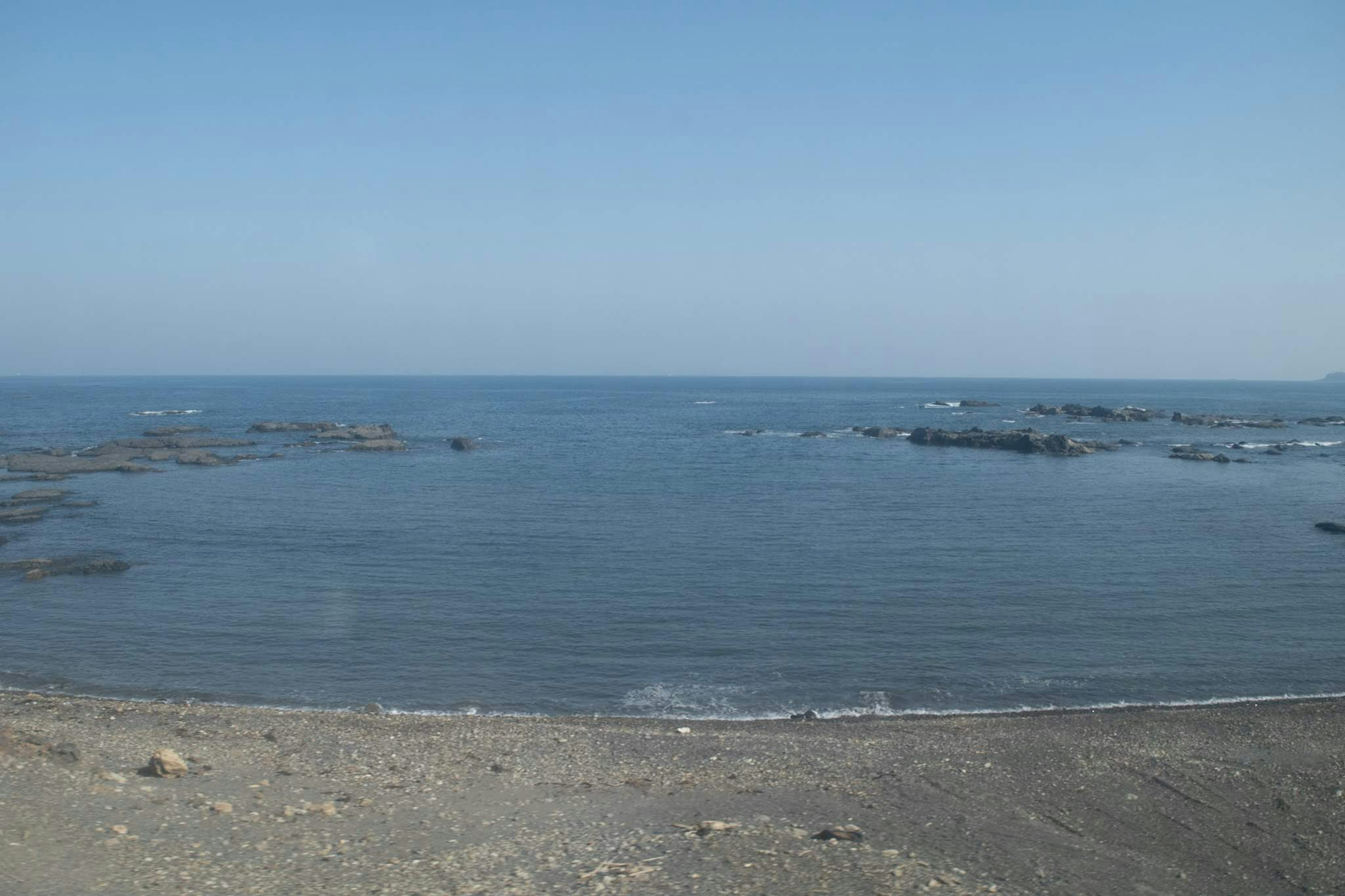 穏やかな海と青空の風景 岩礁が見える海岸