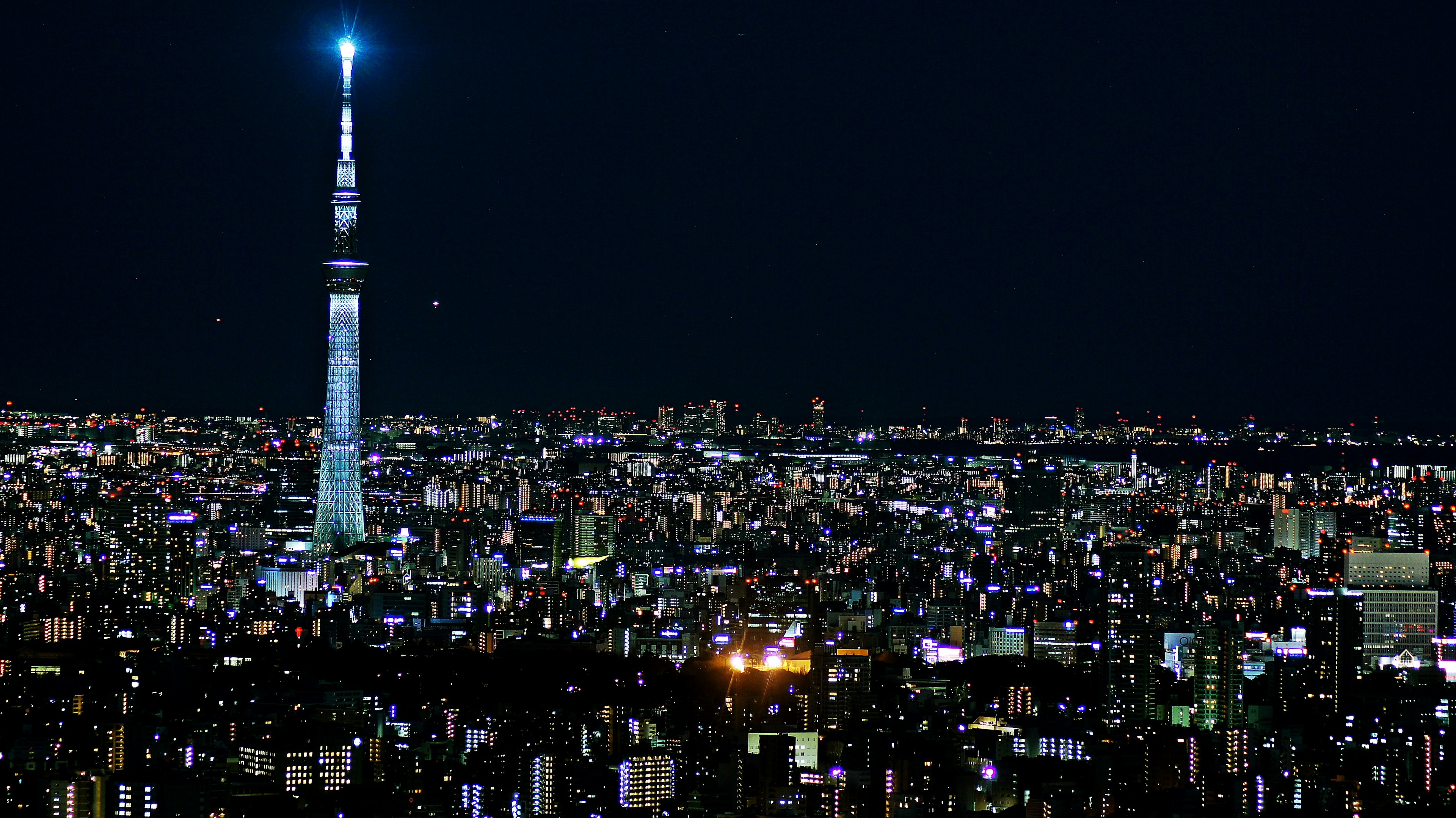 Tokyo Skytree sáng rực vào ban đêm trên đường chân trời thành phố sôi động