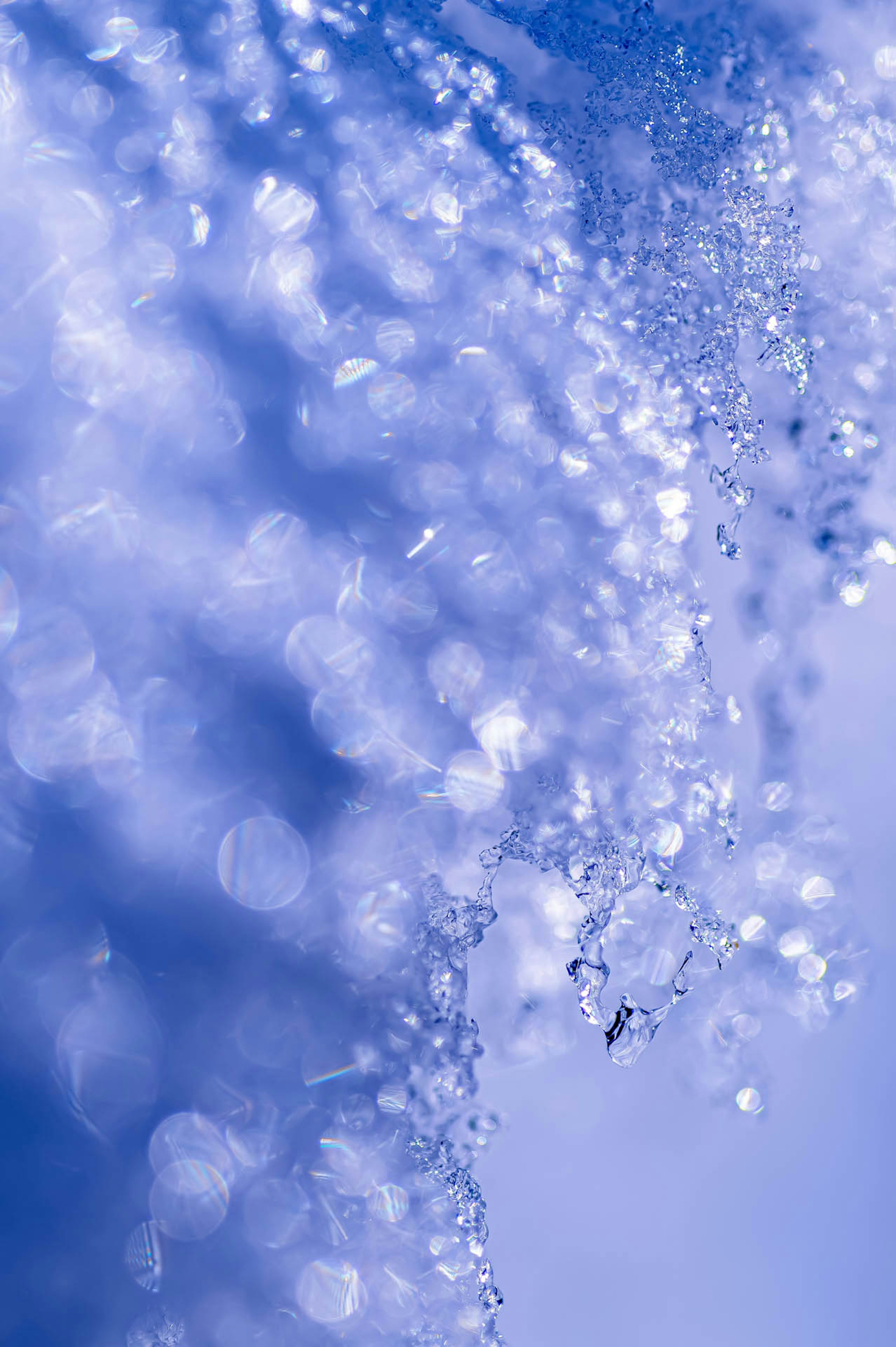 Imagen abstracta de gotas de agua dispersas sobre un fondo azul