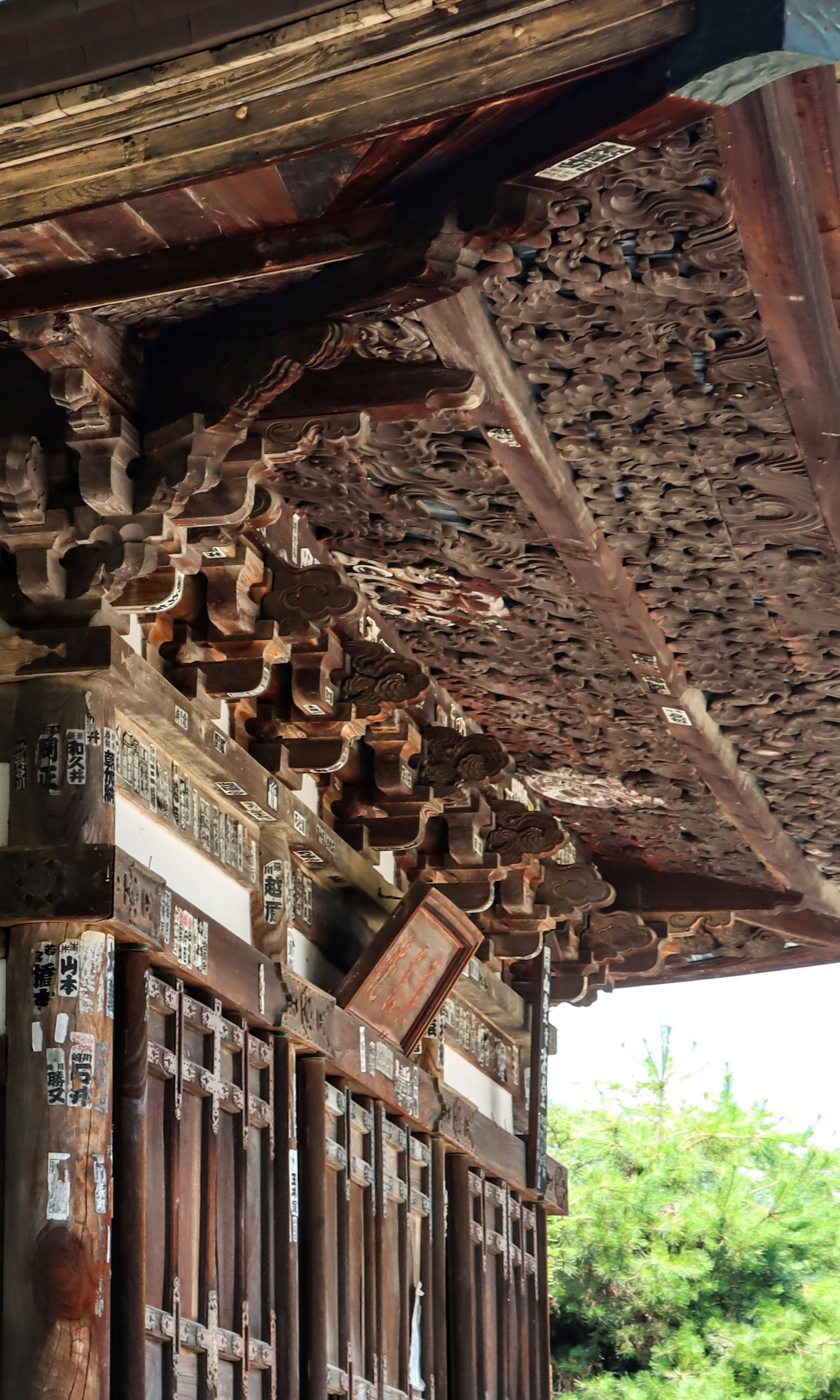 Dachdekoration eines traditionellen Gebäudes und Holzstruktur