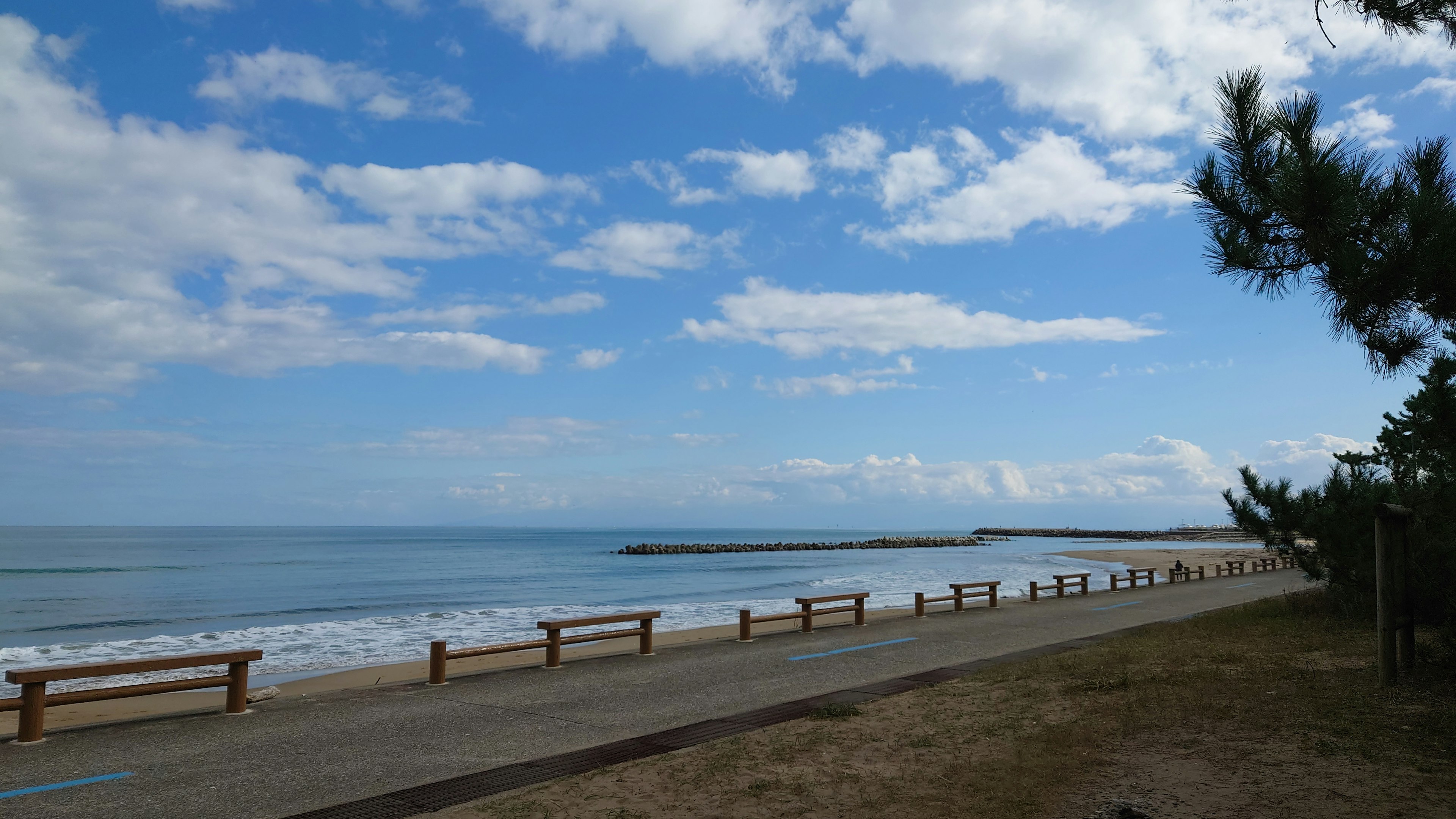 ทิวทัศน์ของทางเดินชายหาดใต้ท้องฟ้าสีฟ้า