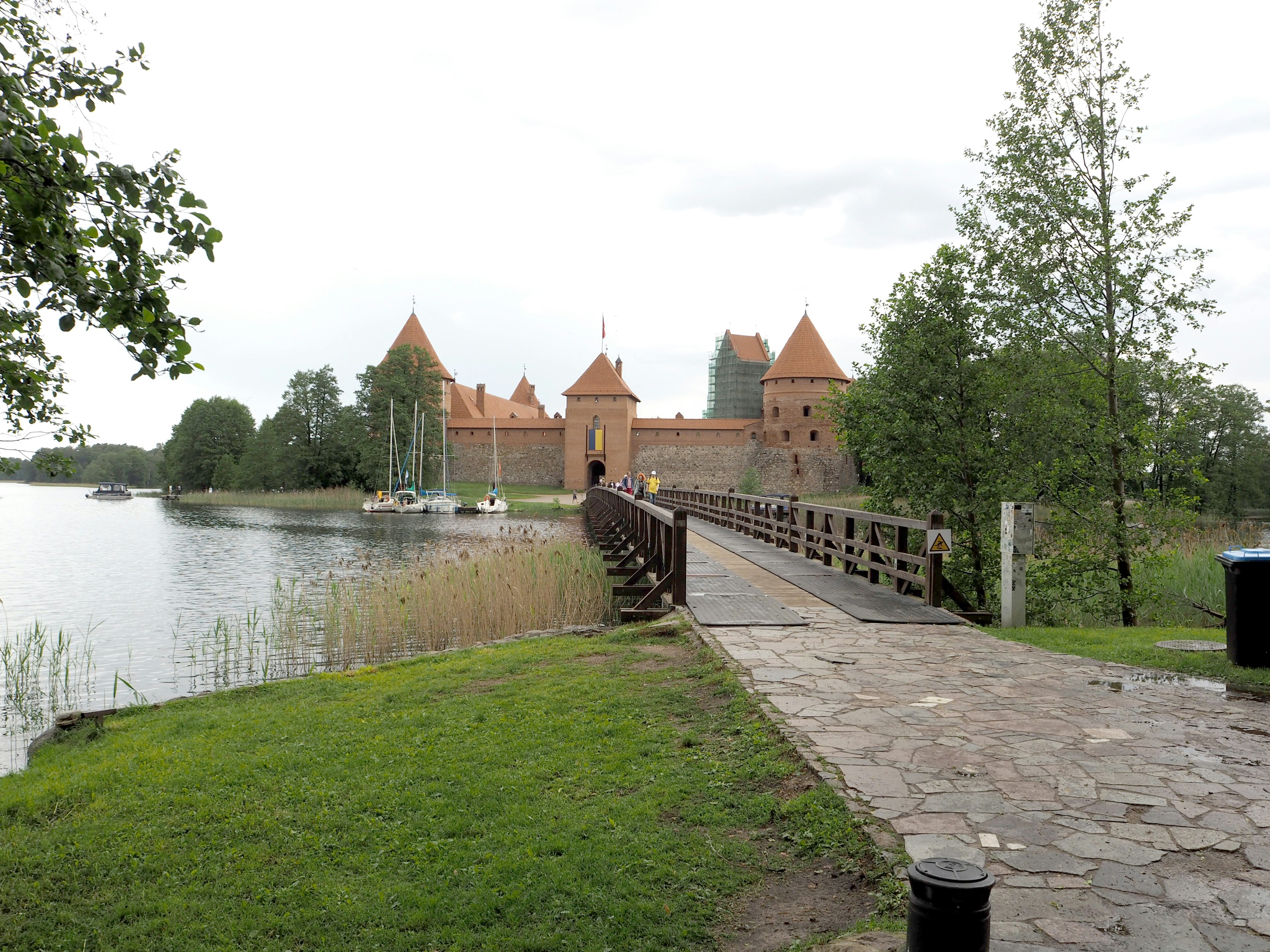 Vista panoramica del castello di Trakai con un ponte di legno e un lago