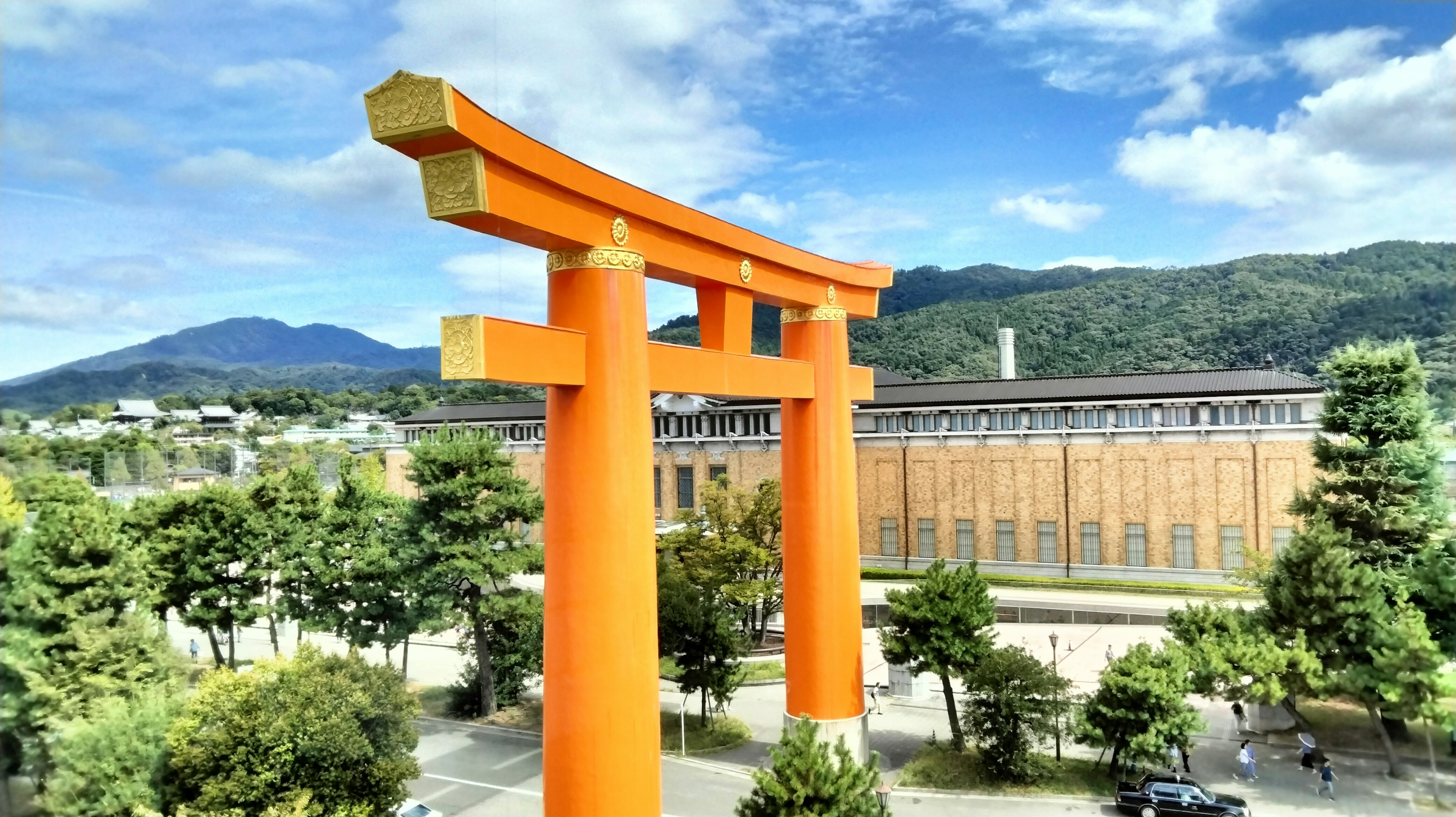 大きなオレンジ色の鳥居と美しい山の背景