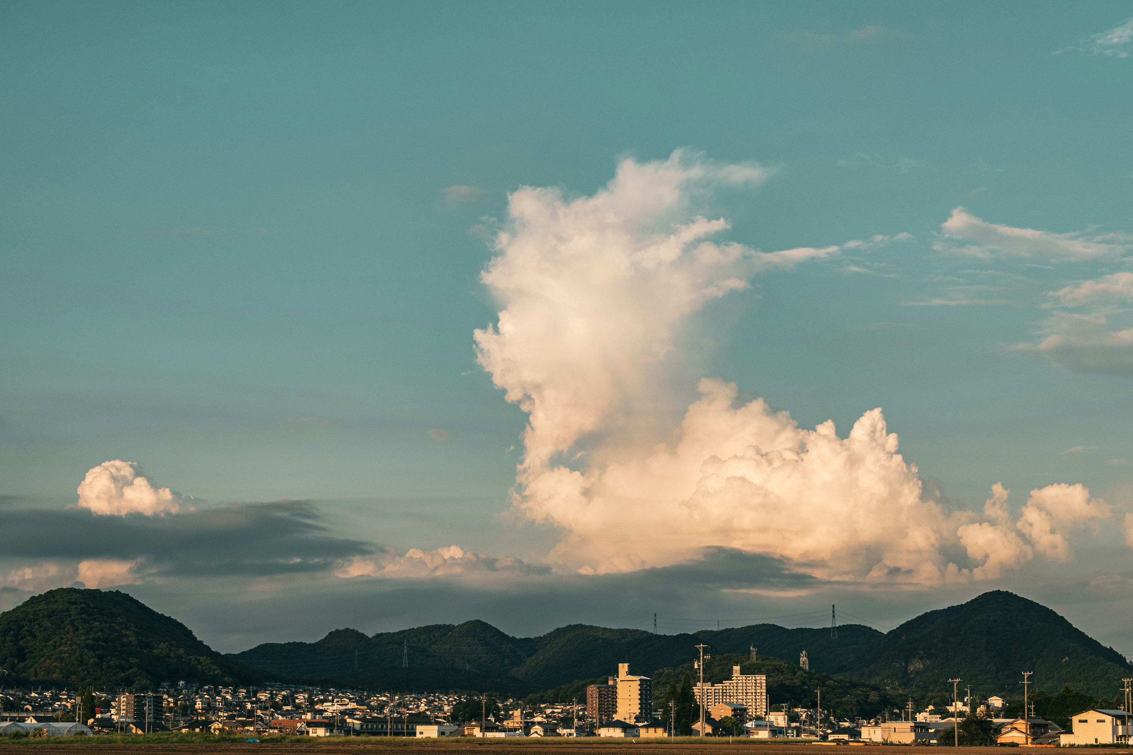 美しい雲と山々の風景