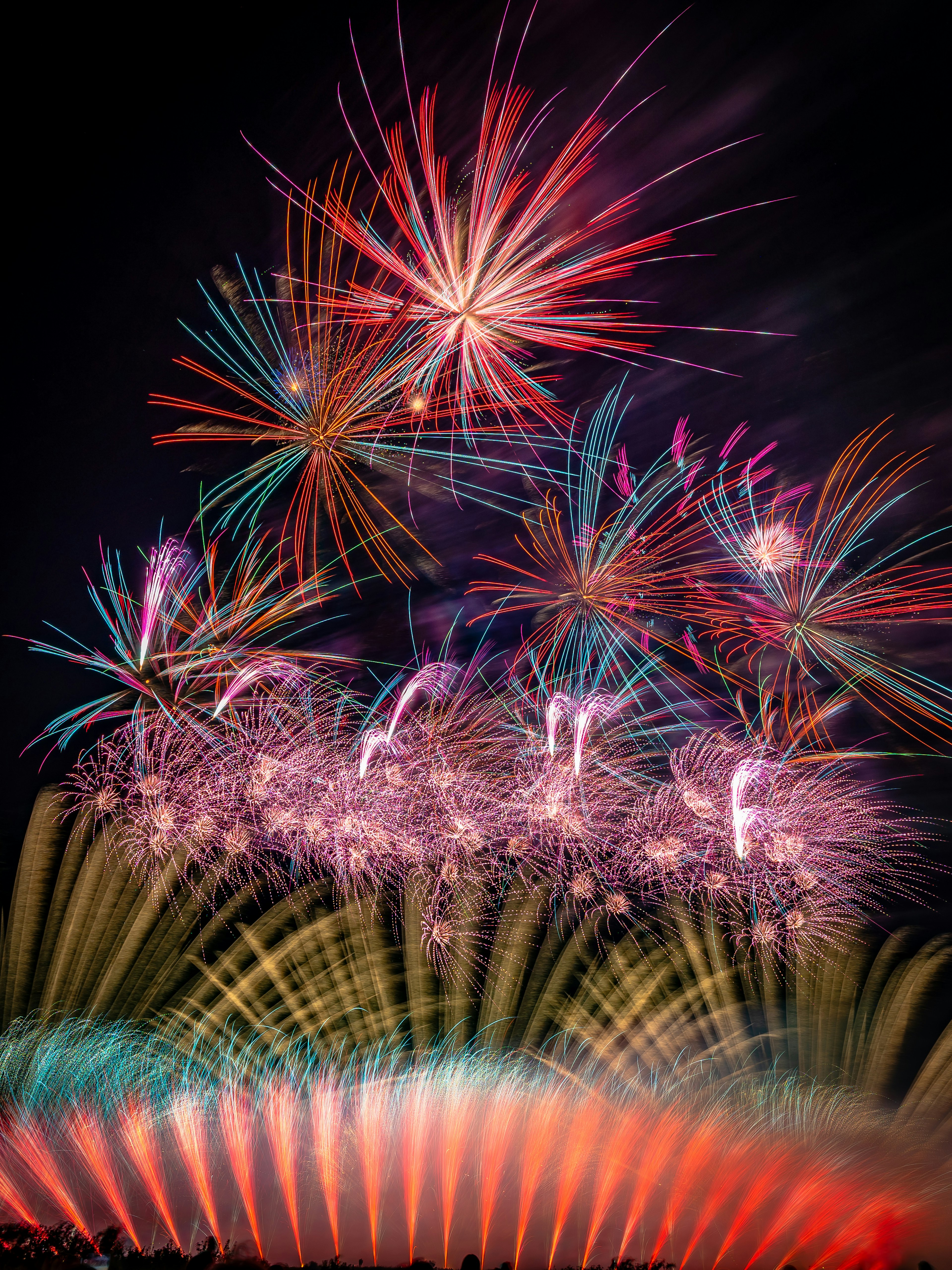 Fuegos artificiales coloridos estallando en el cielo nocturno creando un hermoso espectáculo