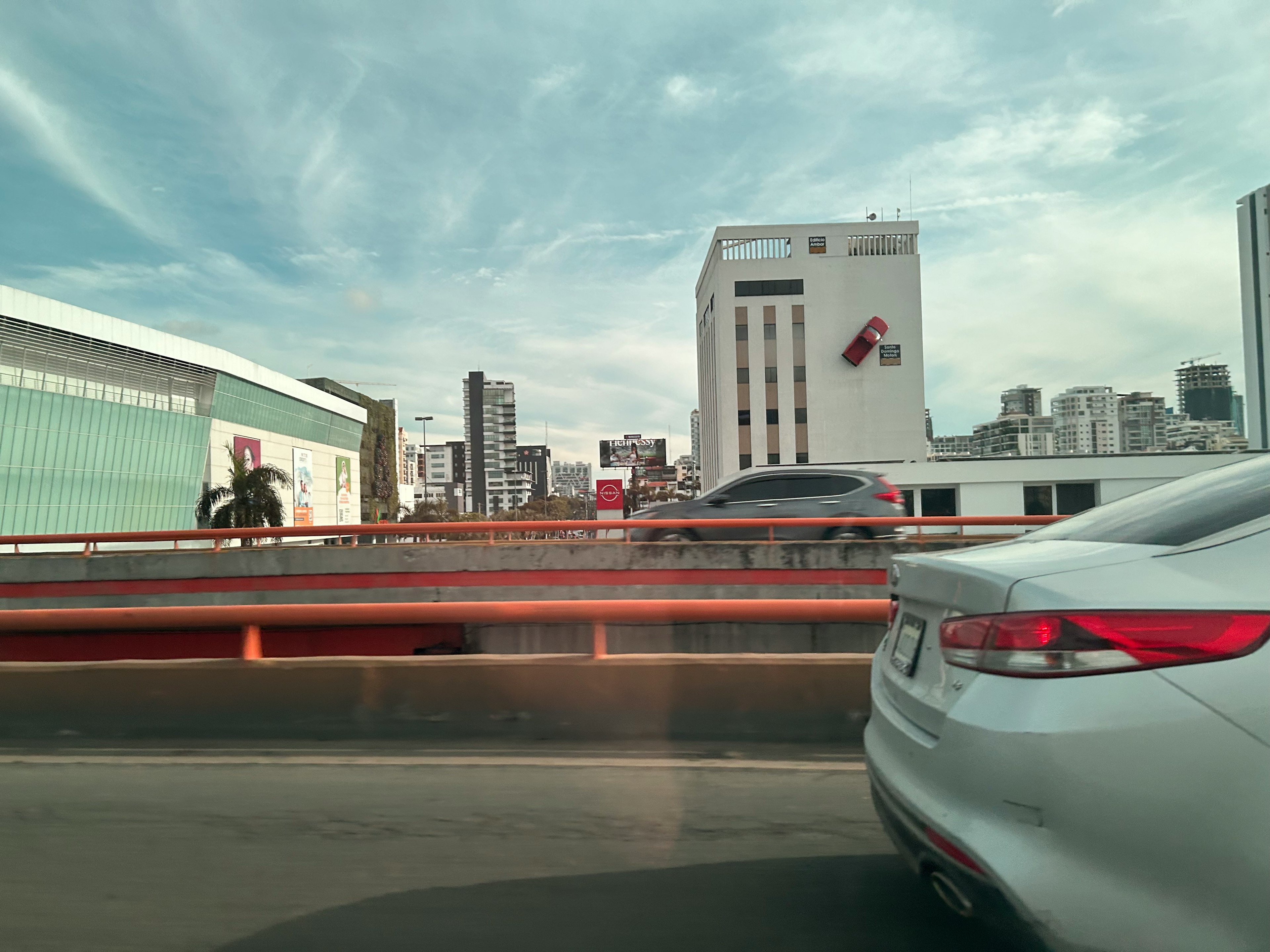 交通のある道路と近代的な建物の風景