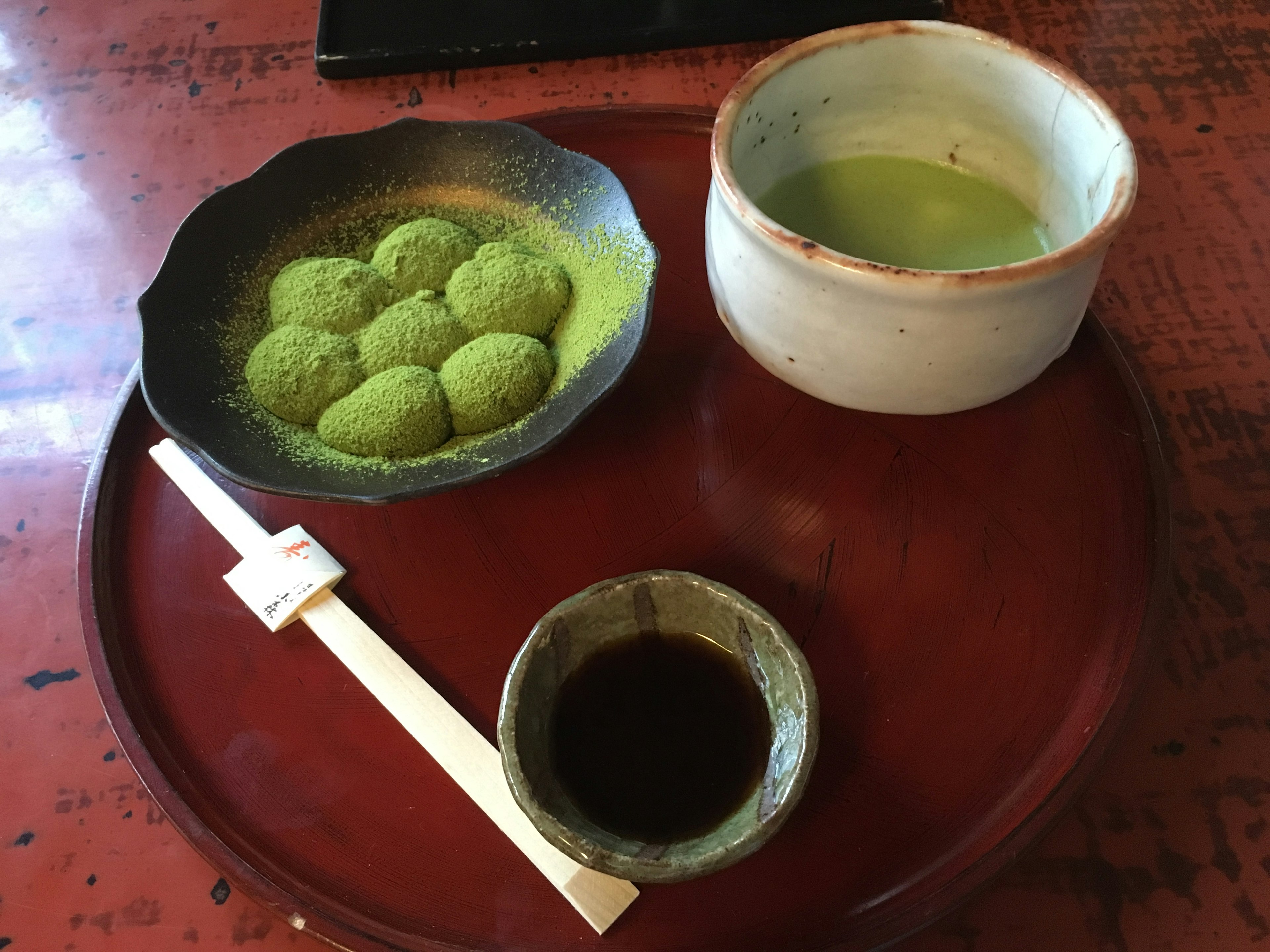 Ensemble de dessert wagashi avec du thé vert et des boulettes de matcha