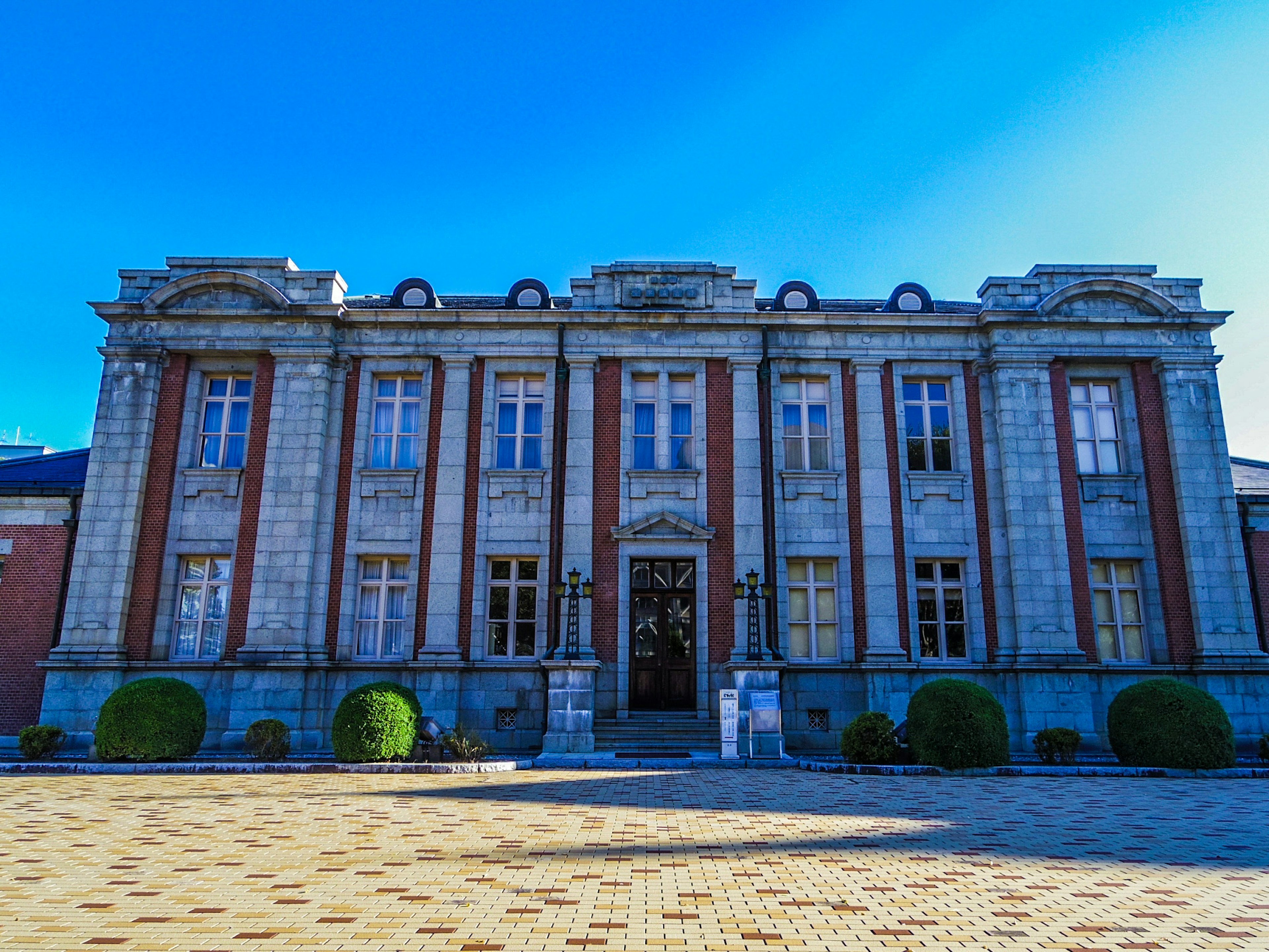 Vista frontal de un hermoso edificio histórico bajo un cielo azul claro