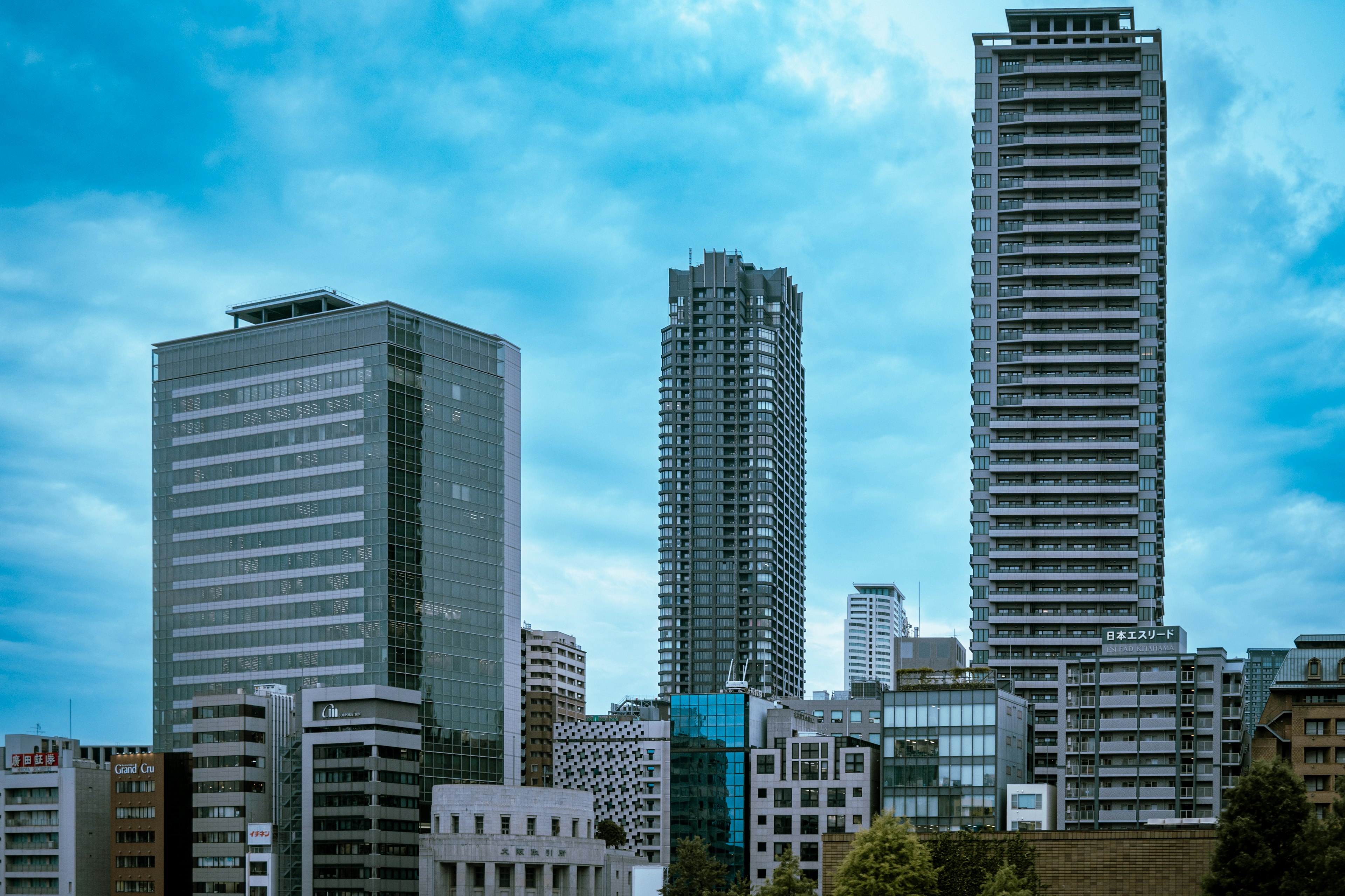 Pemandangan kota dengan gedung tinggi dan langit biru