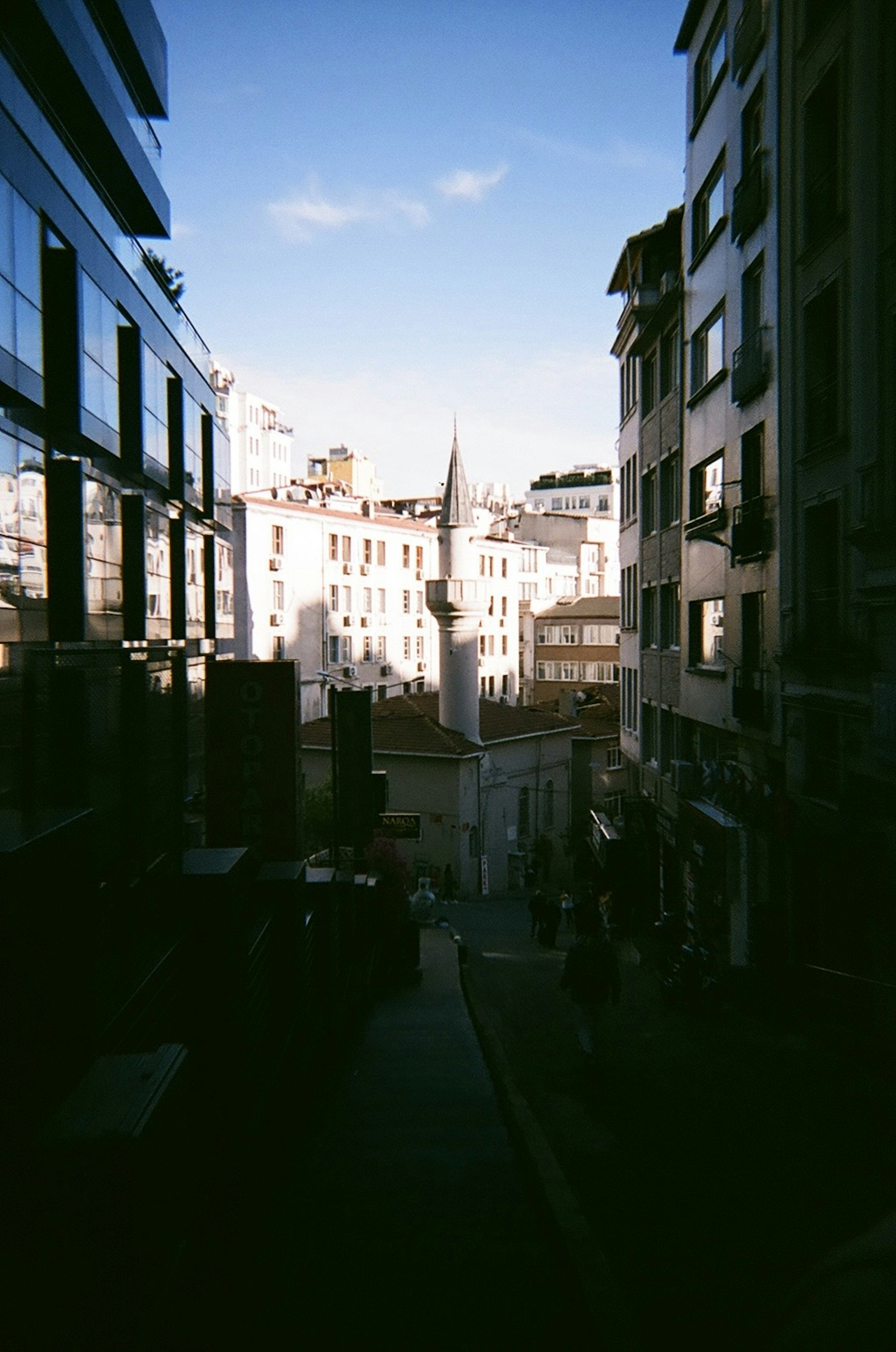 Vista de un minarete entre edificios modernos en la ciudad