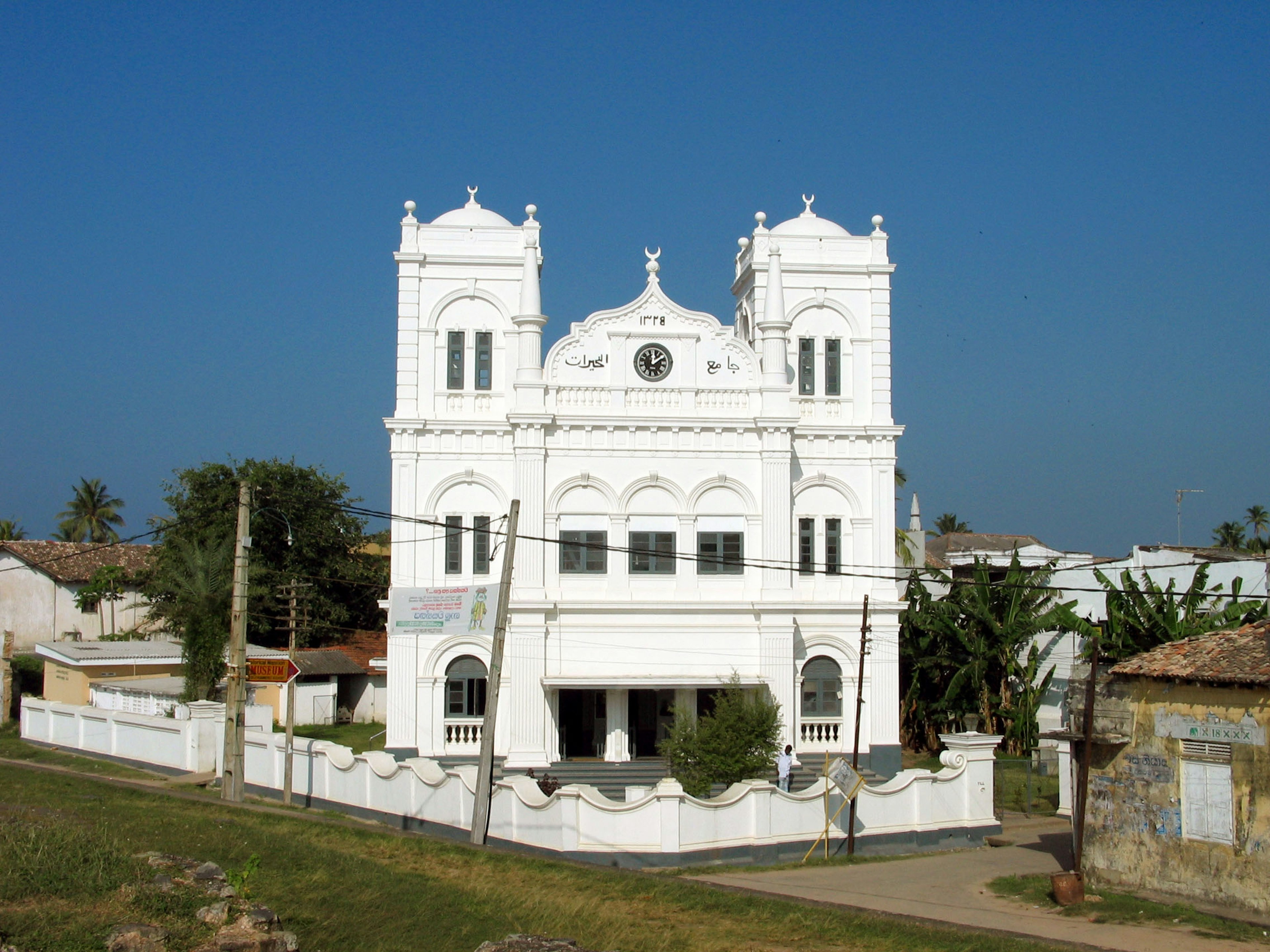 Foto sebuah gereja dengan eksterior putih yang khas