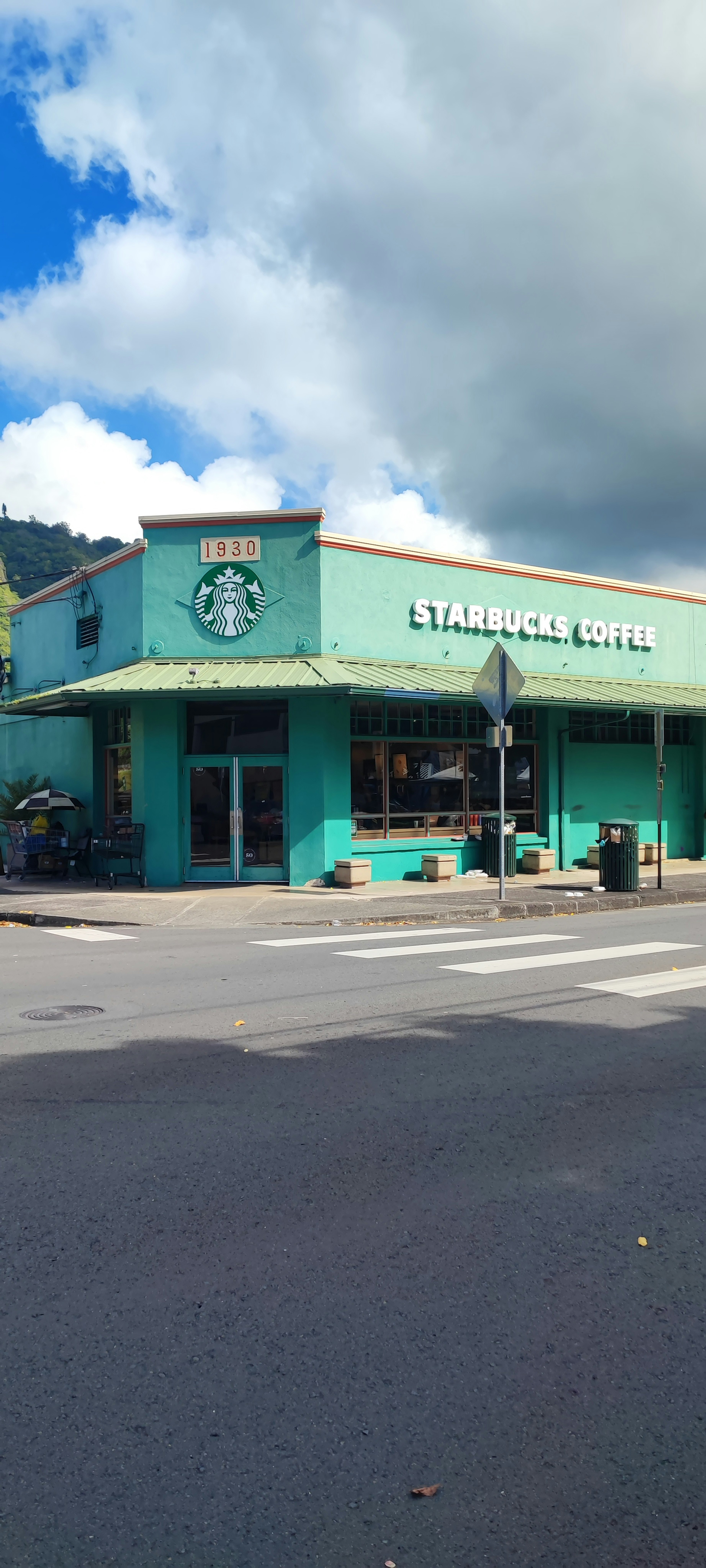 Bâtiment Starbucks avec un extérieur teal et un logo emblématique