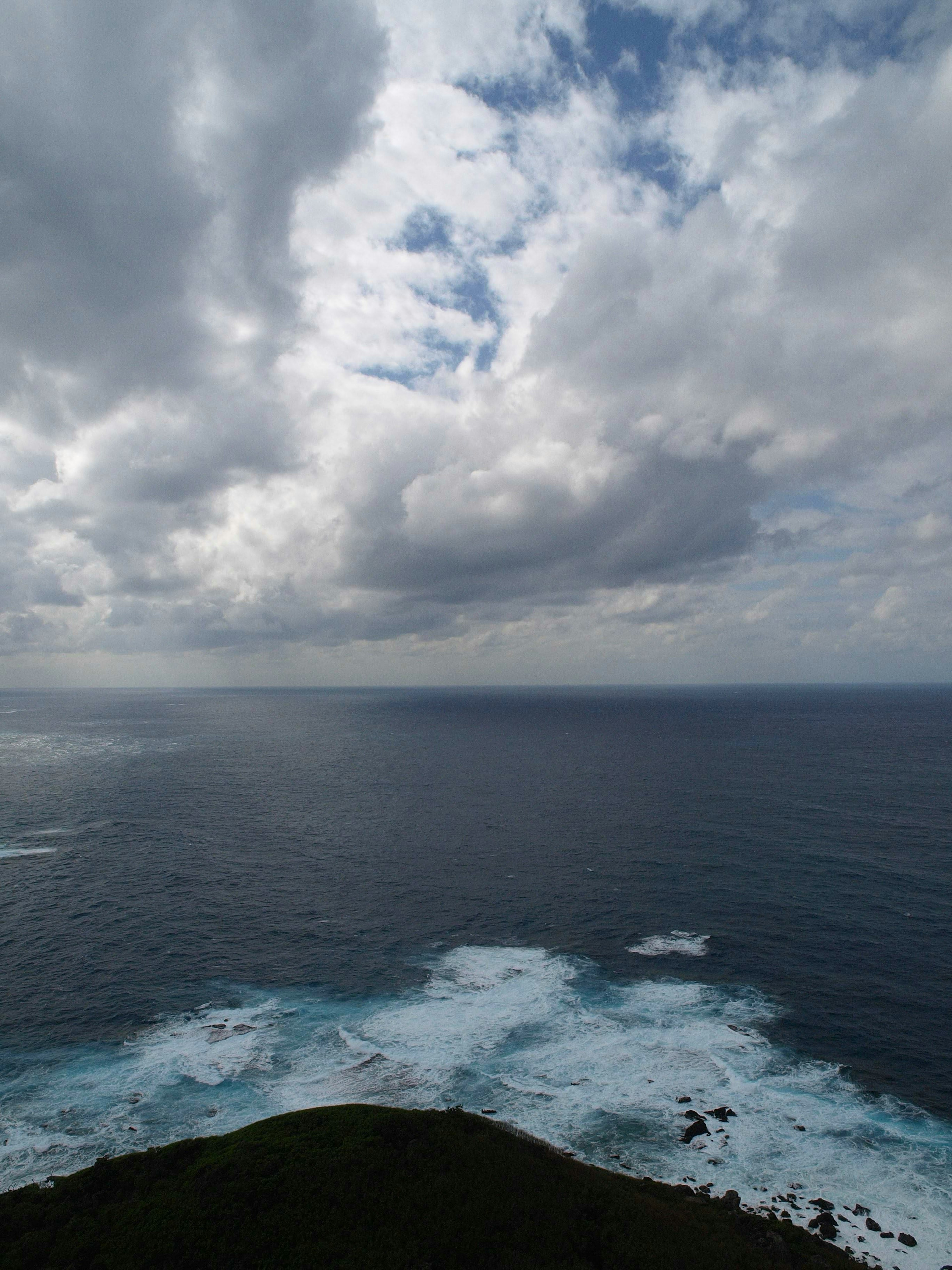 海洋风景与波浪和多云的天空