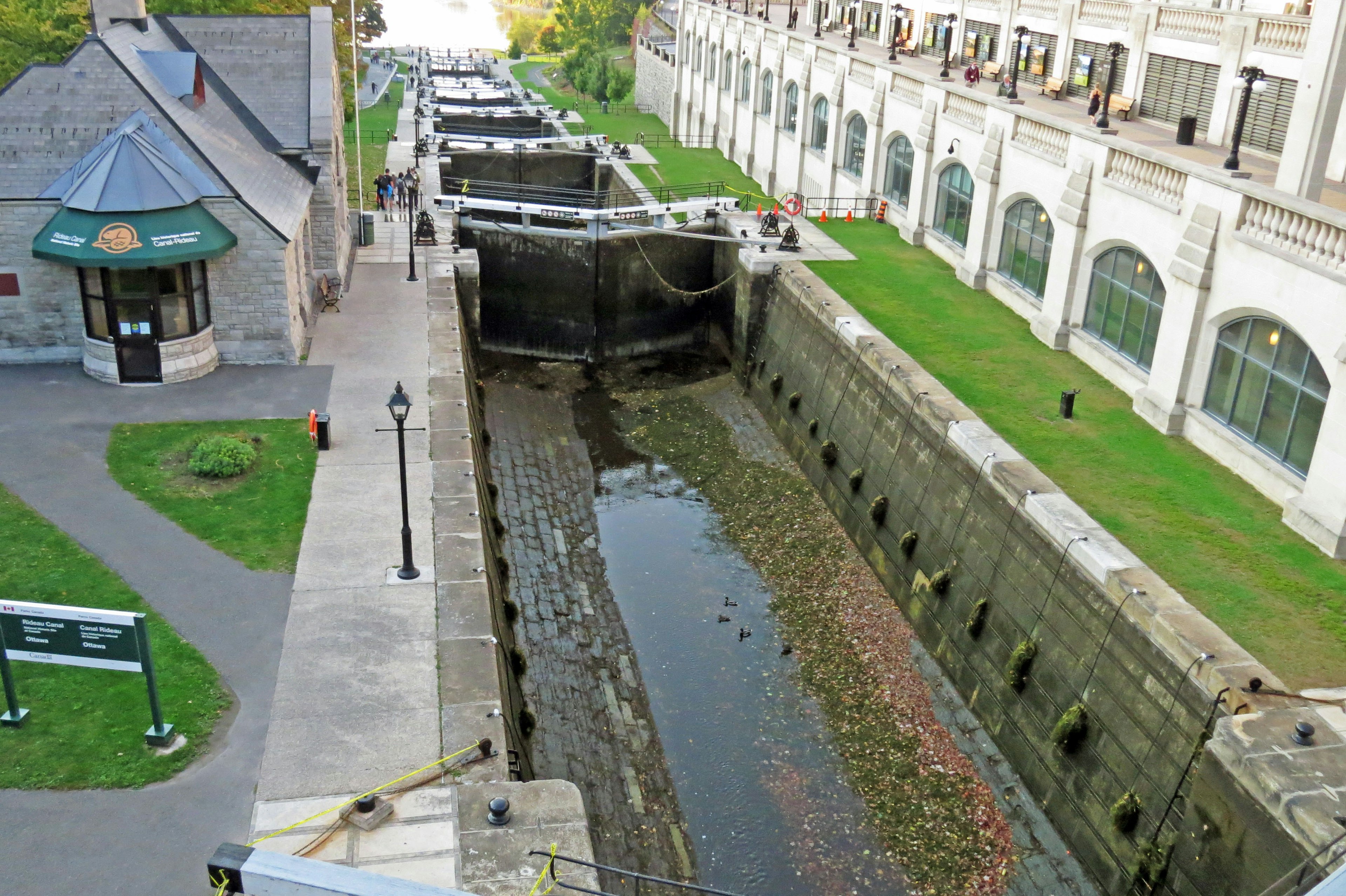 Vue d'une écluse de canal avec des bâtiments environnants