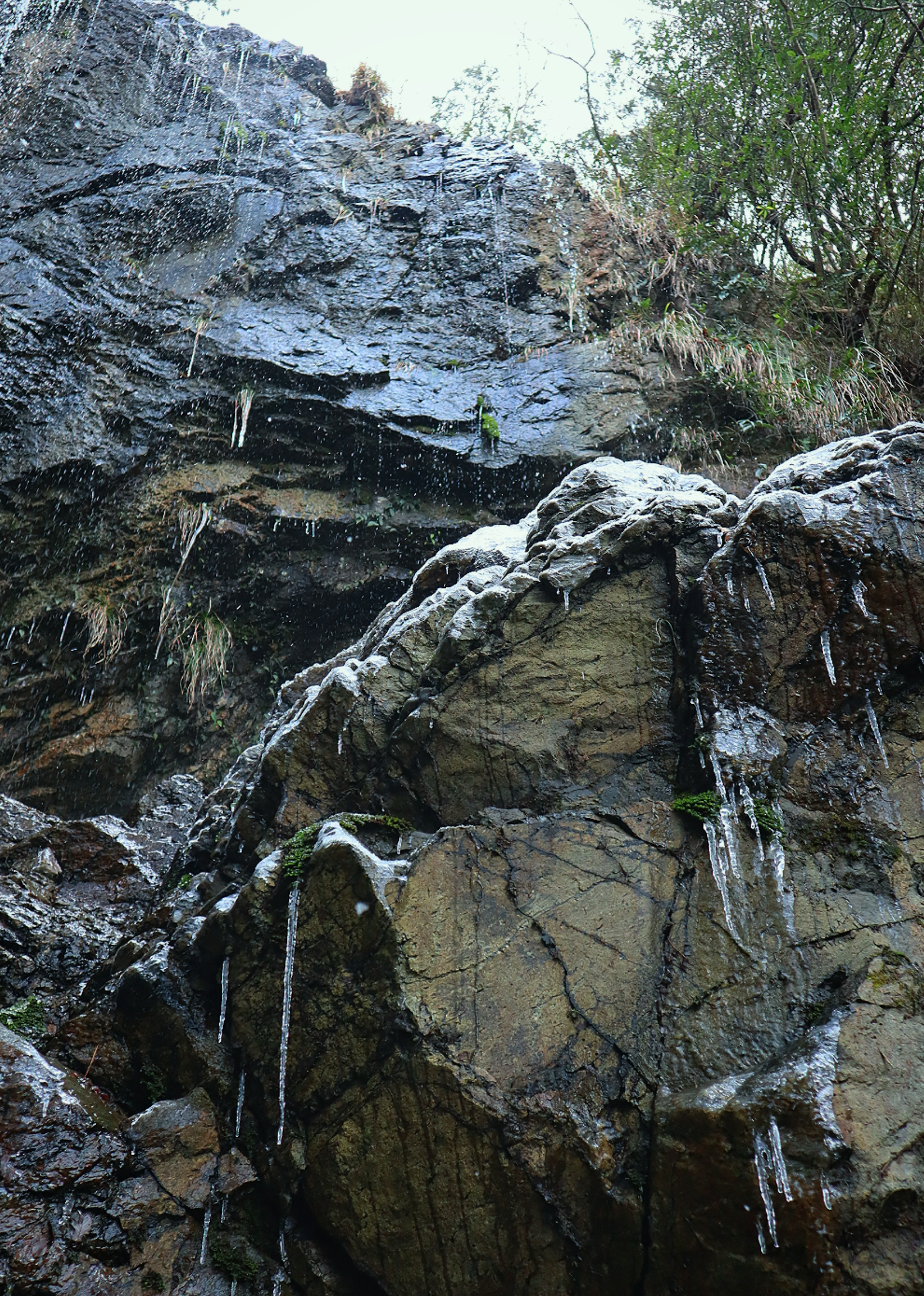 Foto di una cascata che scorre su scogliere rocciose