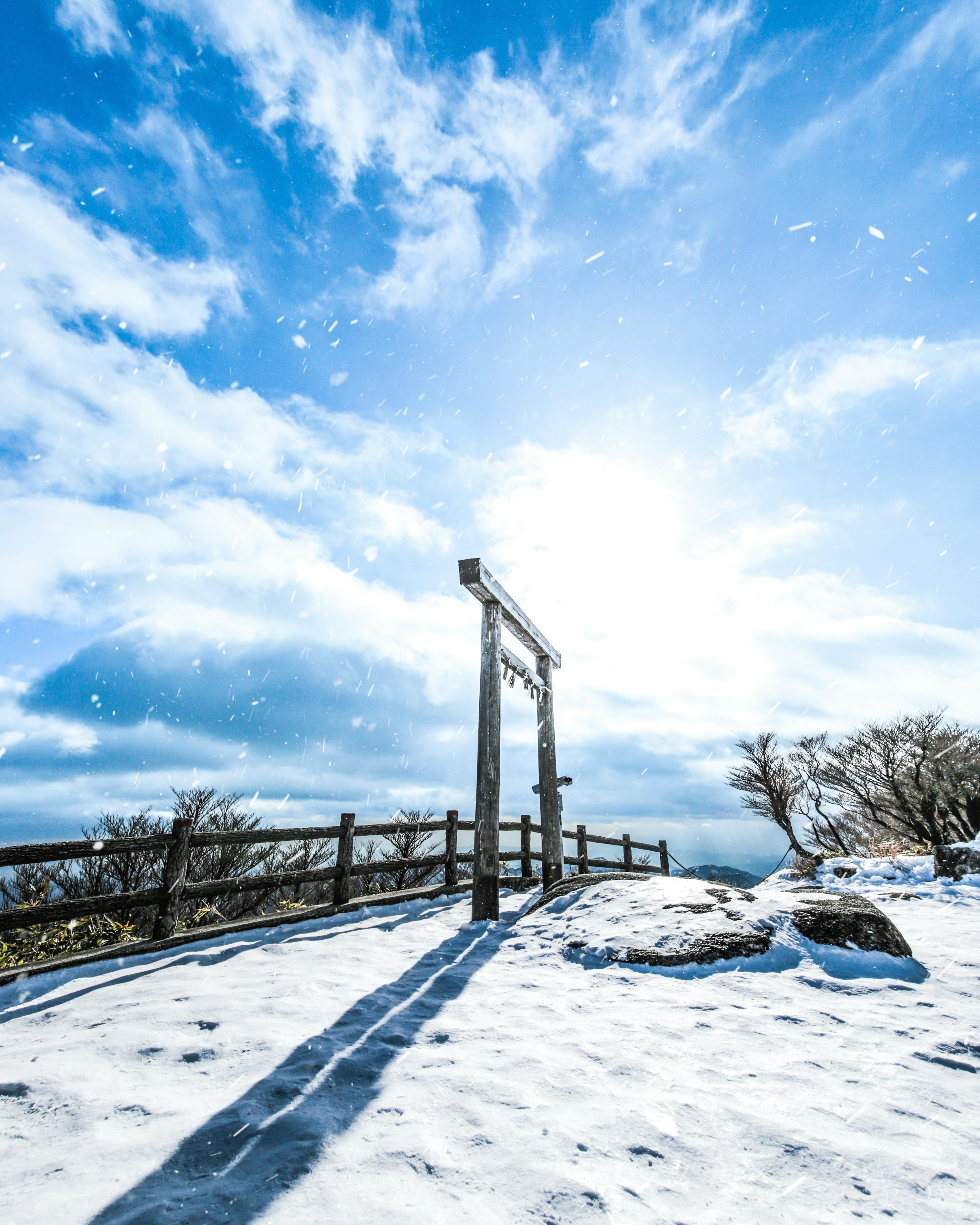 在雪景中矗立的门和明亮的阳光