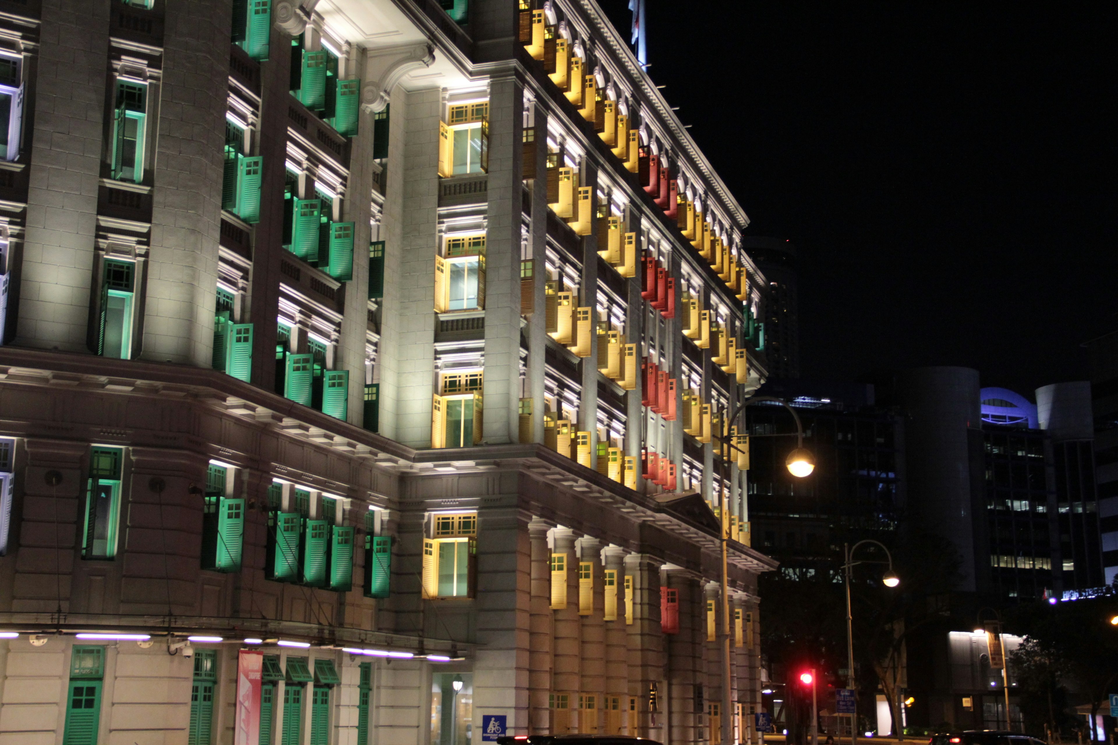 Bâtiment historique illuminé de lumières colorées la nuit