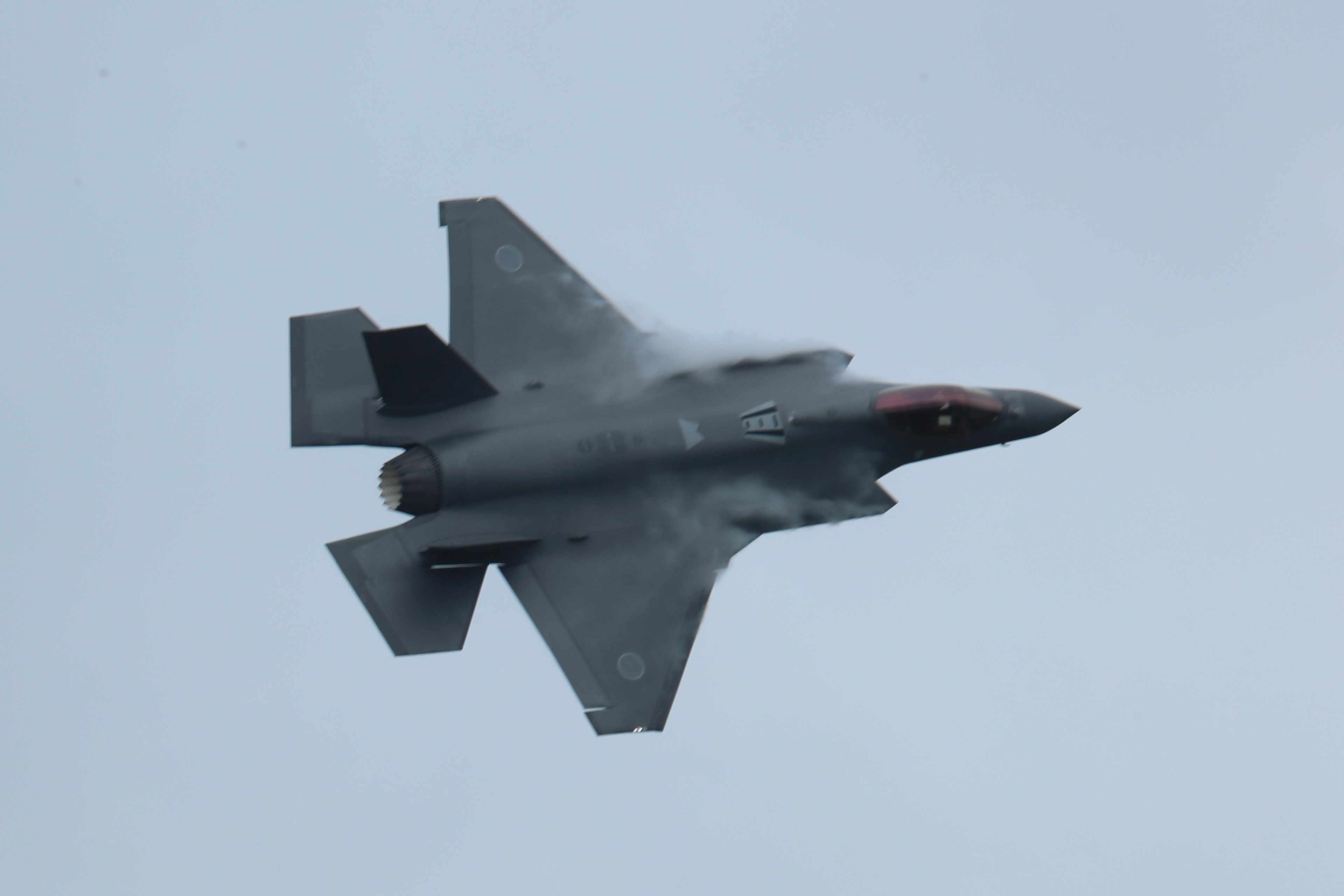 F-35 Kampfjet fliegt am Himmel