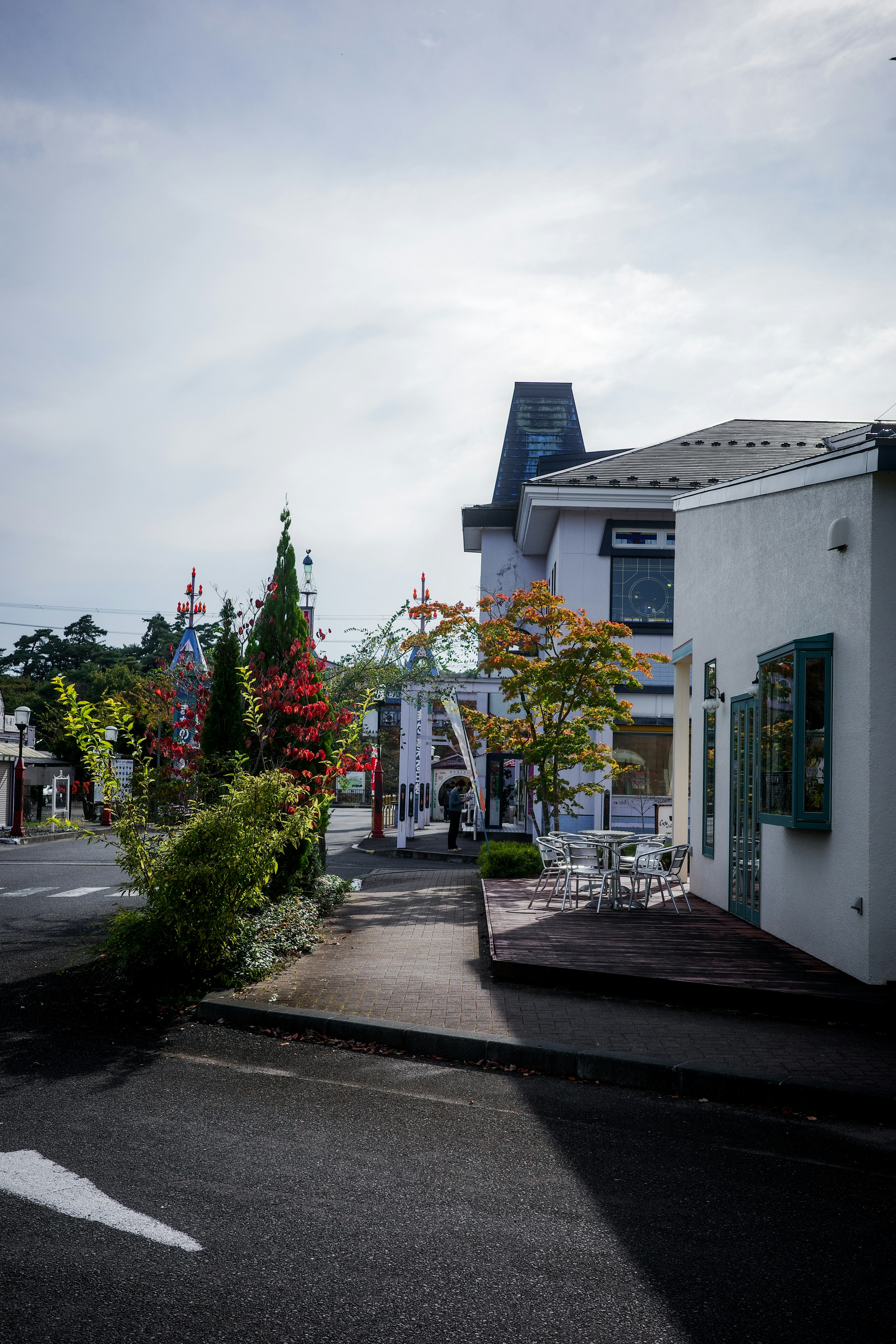 カラフルな木々と建物が並ぶ静かな街角の風景