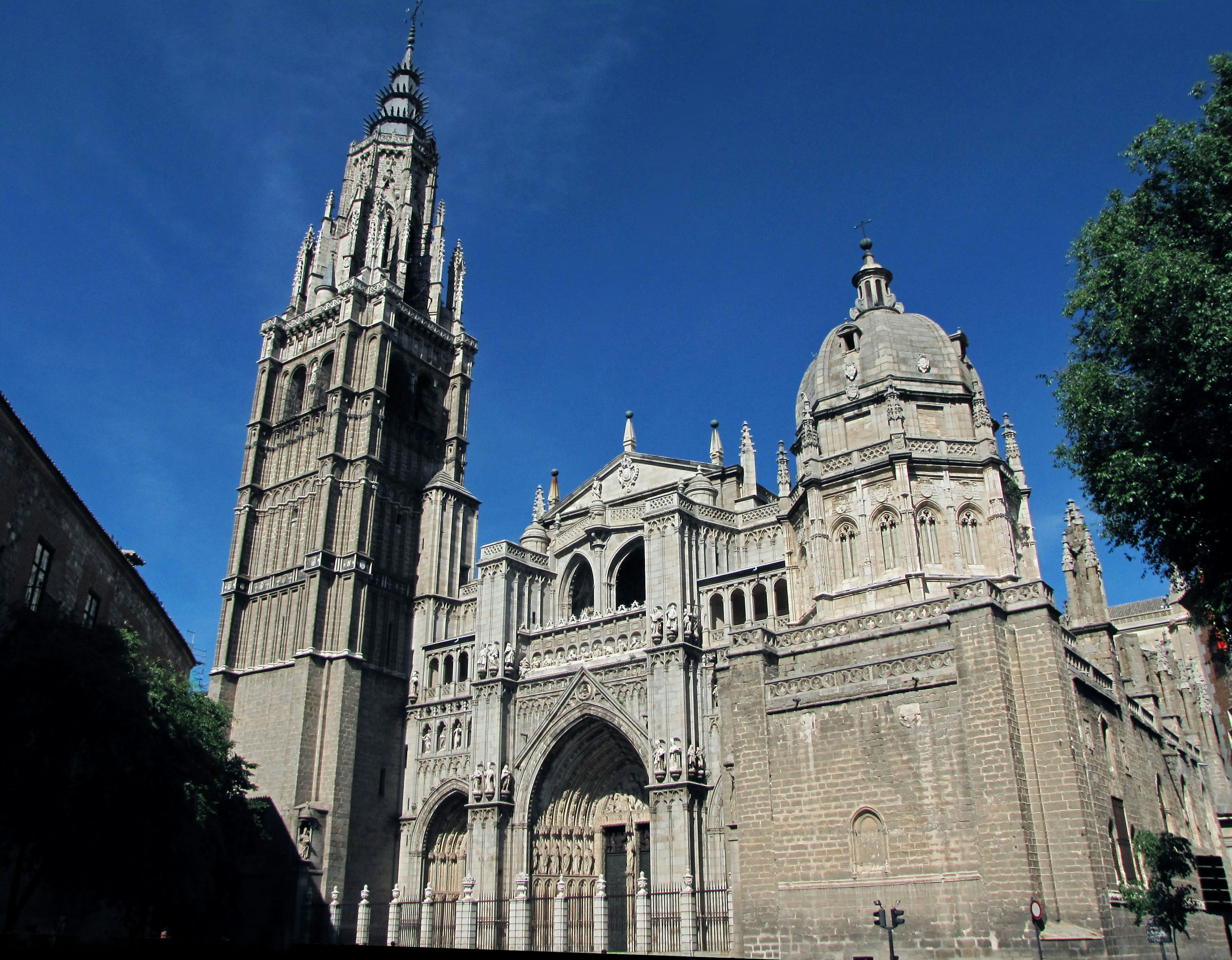 Imposante Fassade der Kathedrale von Toledo mit blauem Himmel