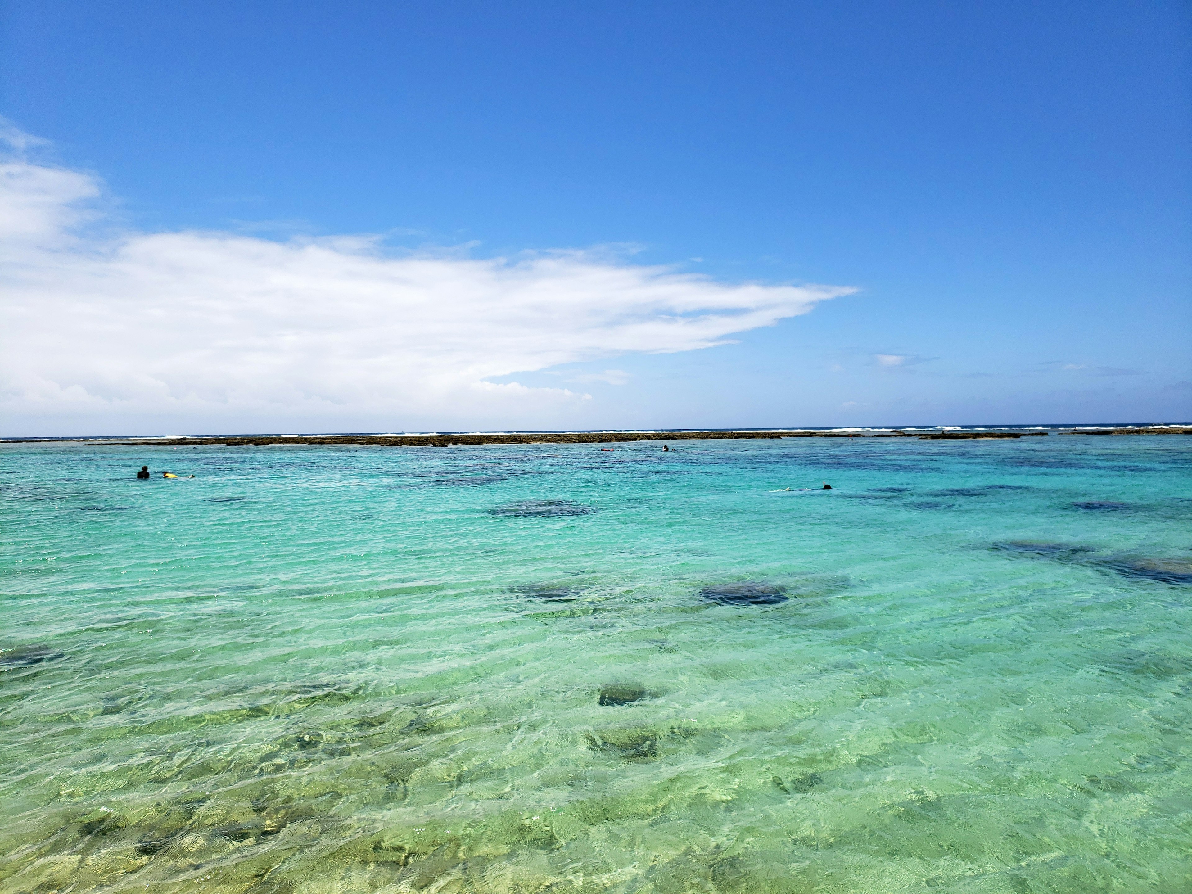 Laut biru luas dengan air turquoise jernih