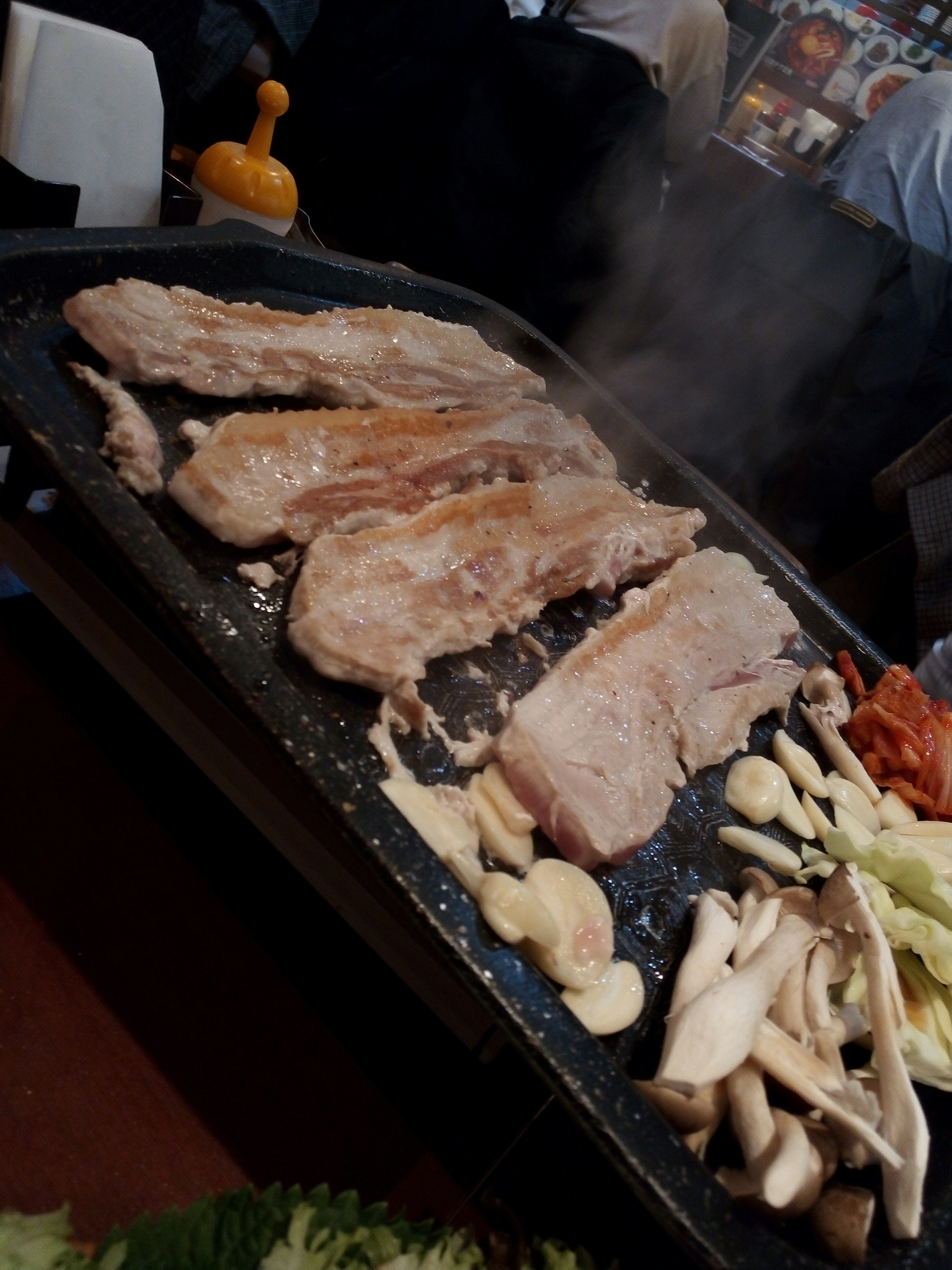 Sizzling Fleisch und Gemüse auf einem heißen Grill