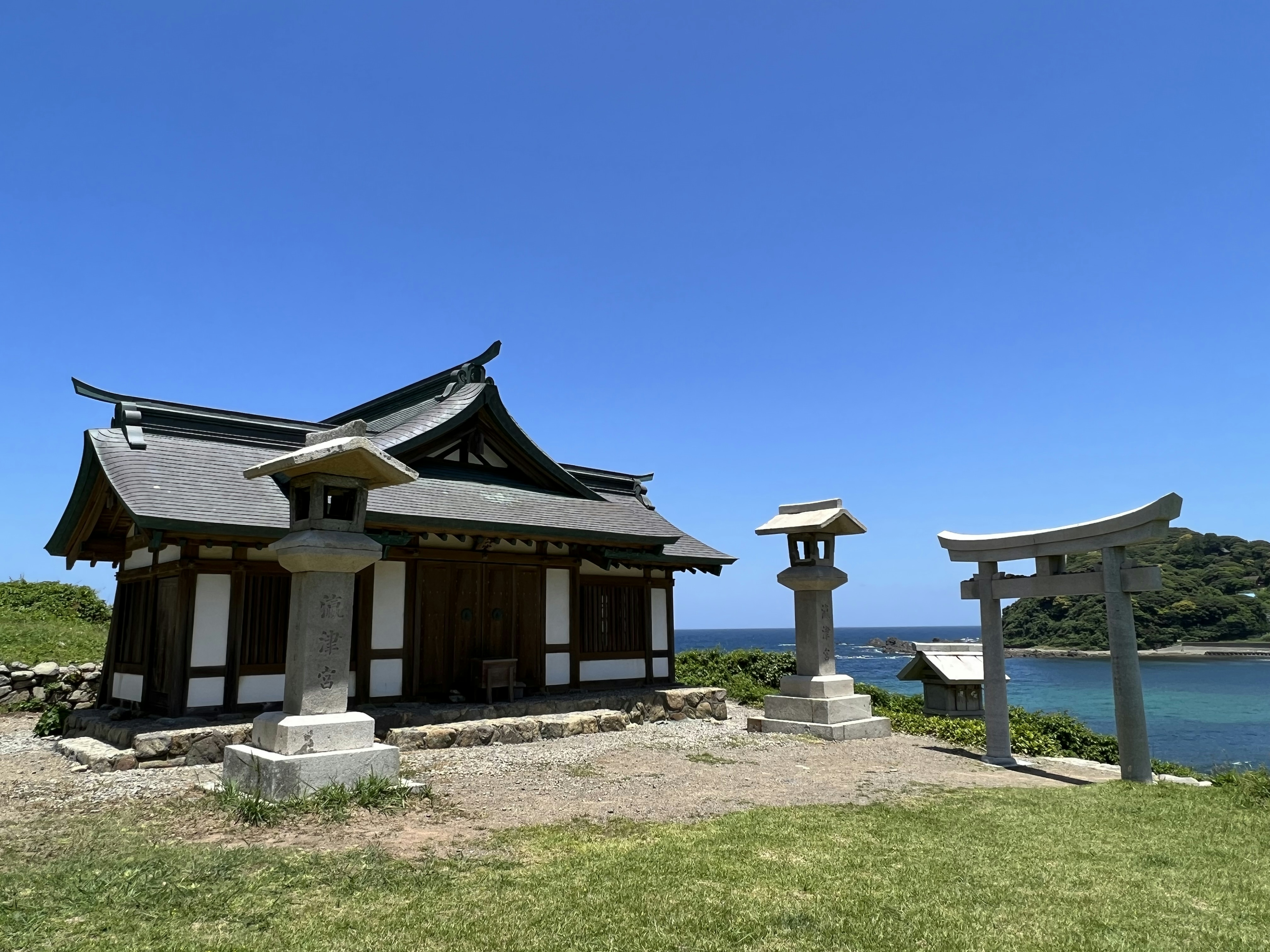 Santuario japonés tradicional con faroles bajo un cielo azul