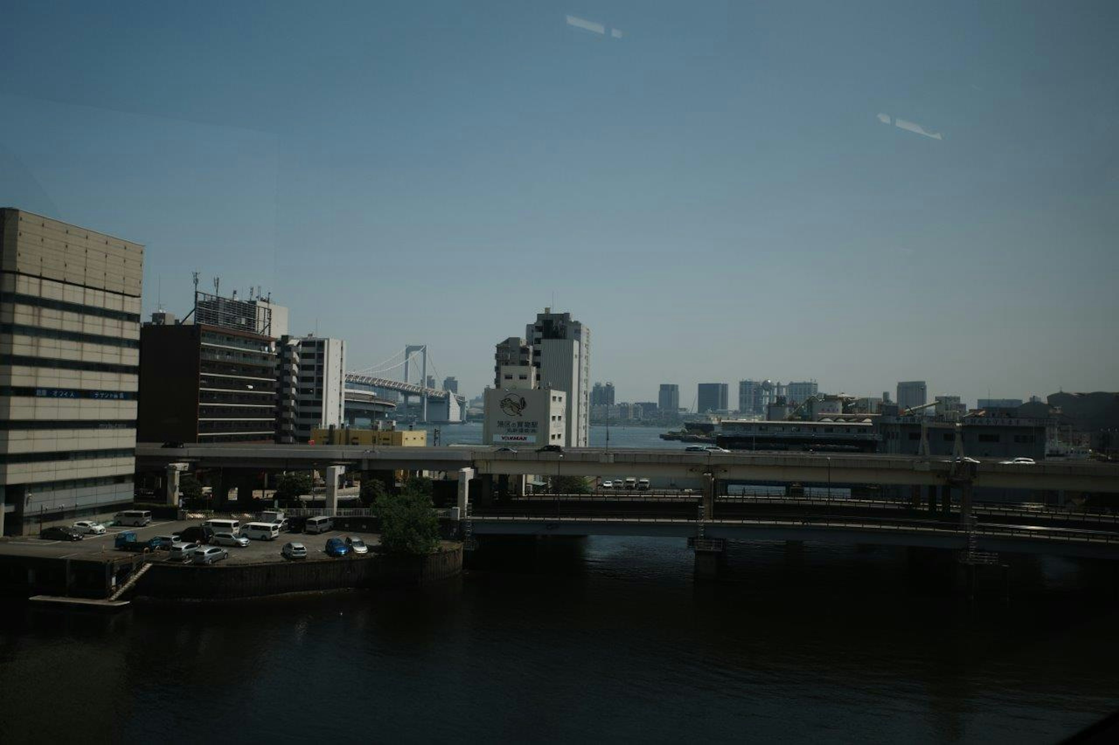 川と都市の風景を背景にした高層ビル群