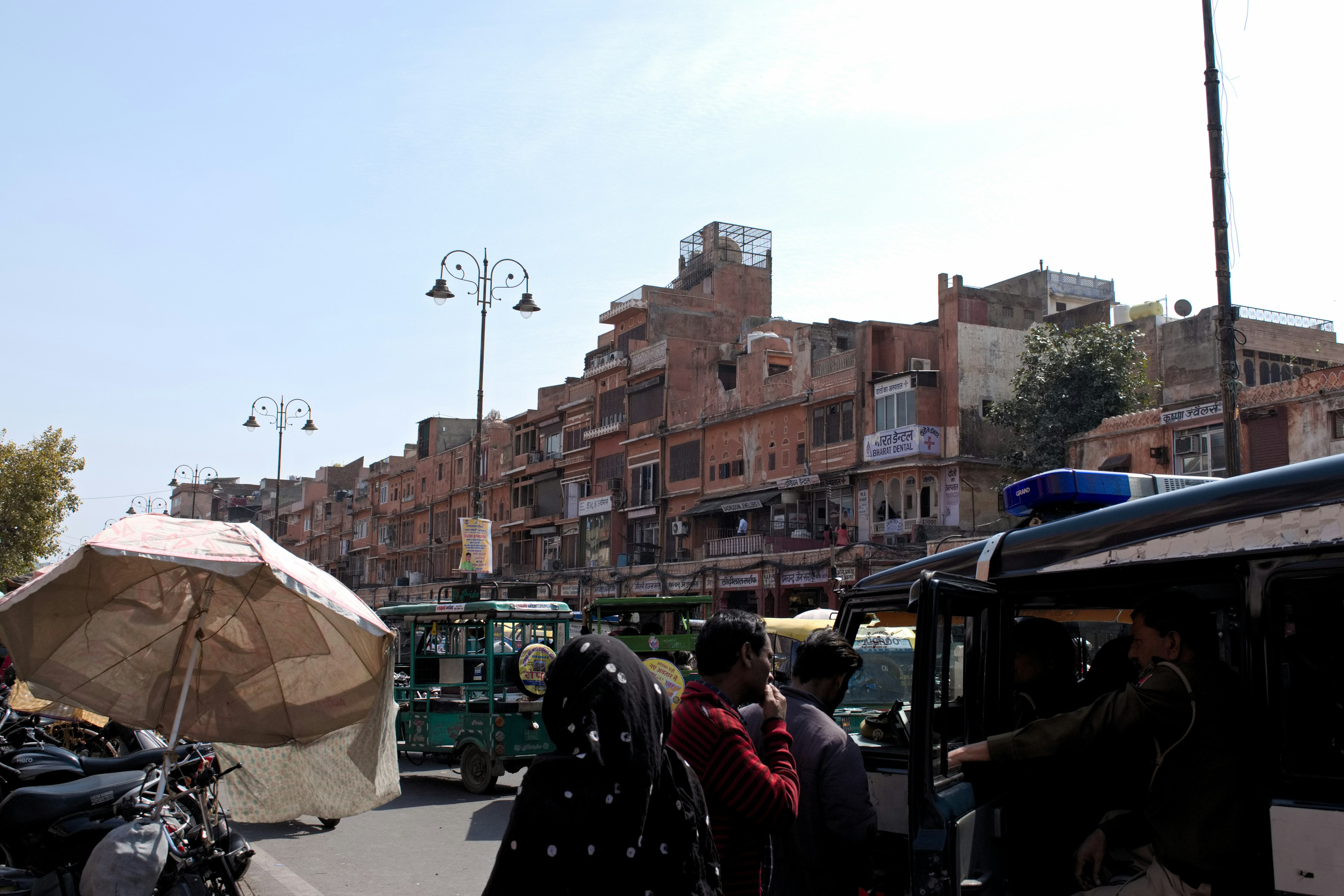 Straßenszene in Jaipur mit Gebäuden und Fußgängern