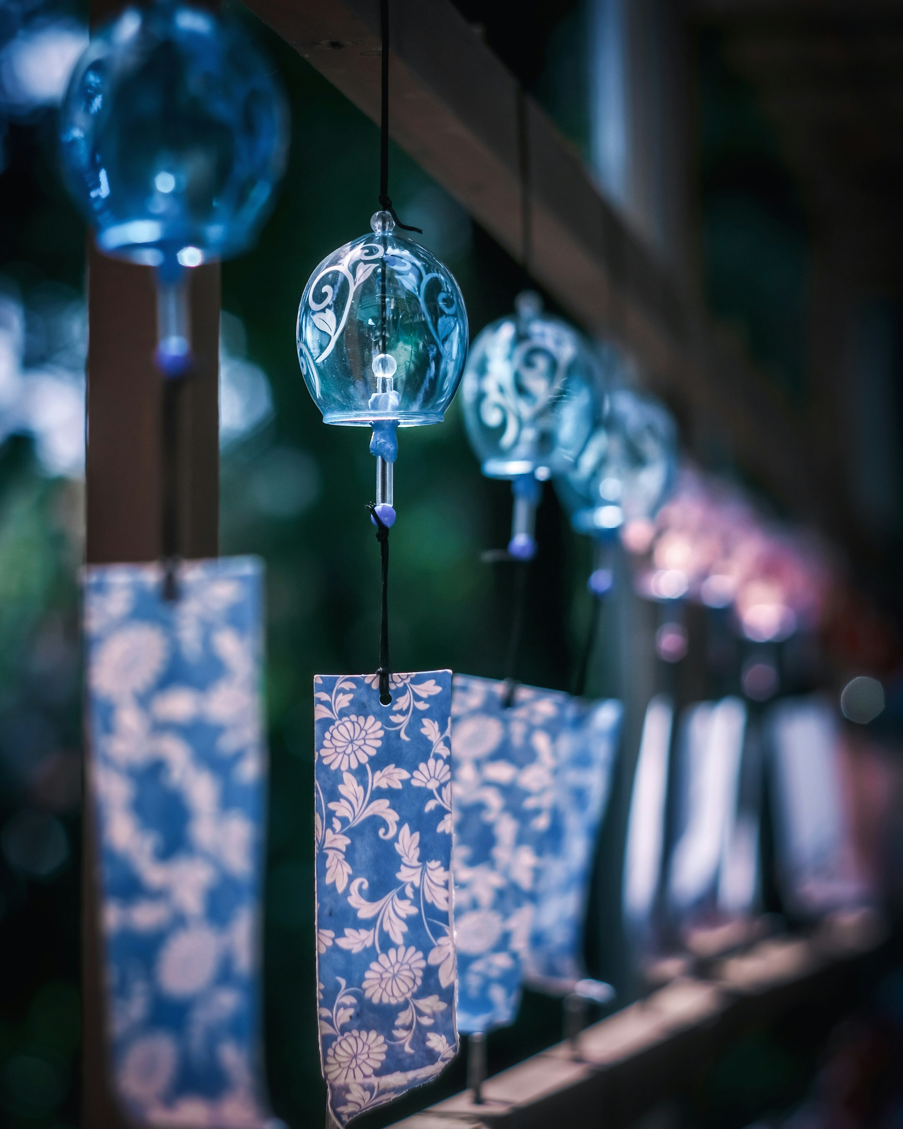 Belle scène de carillons en verre bleu suspendus