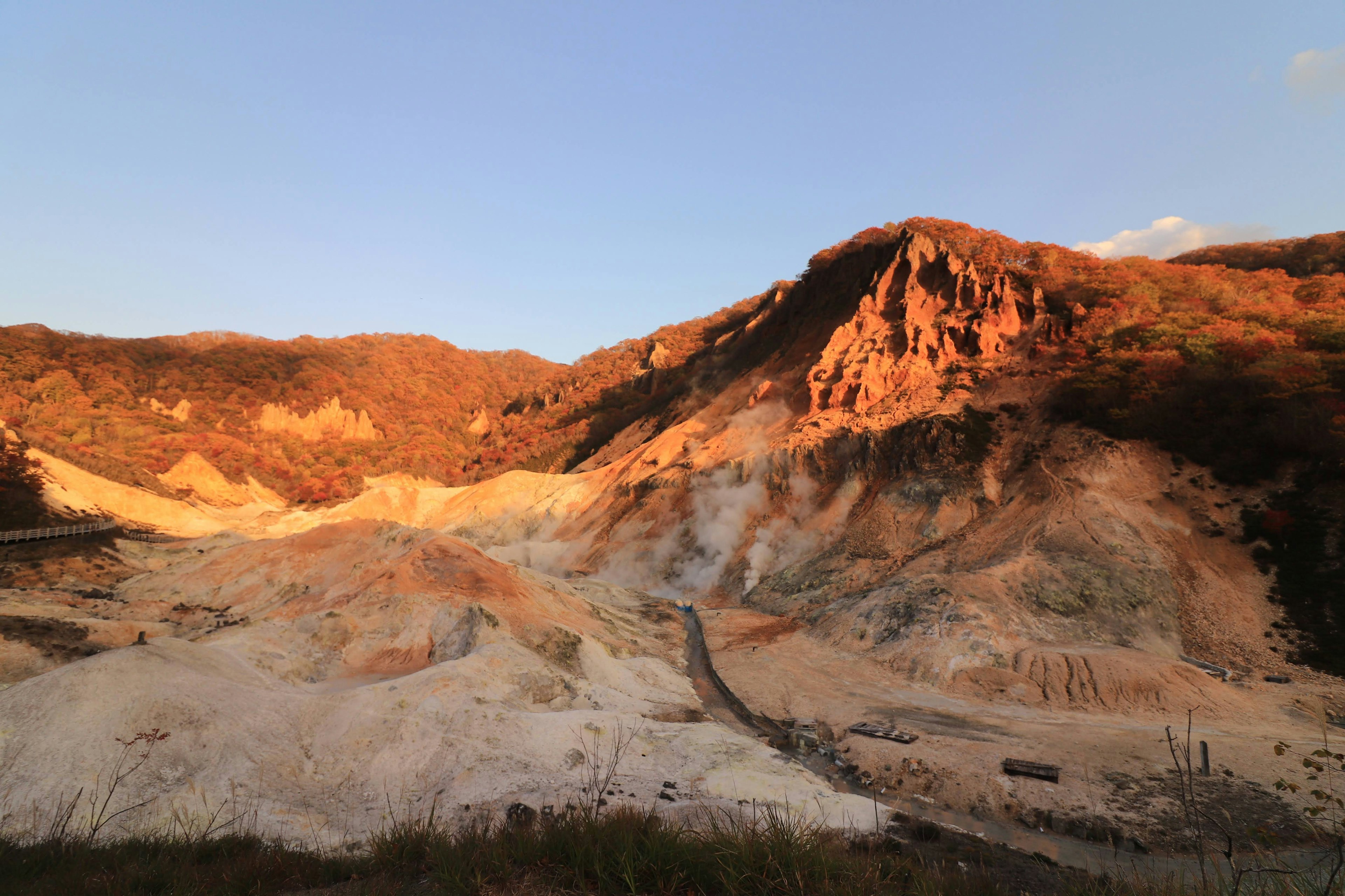 日落色彩照亮的山地风景