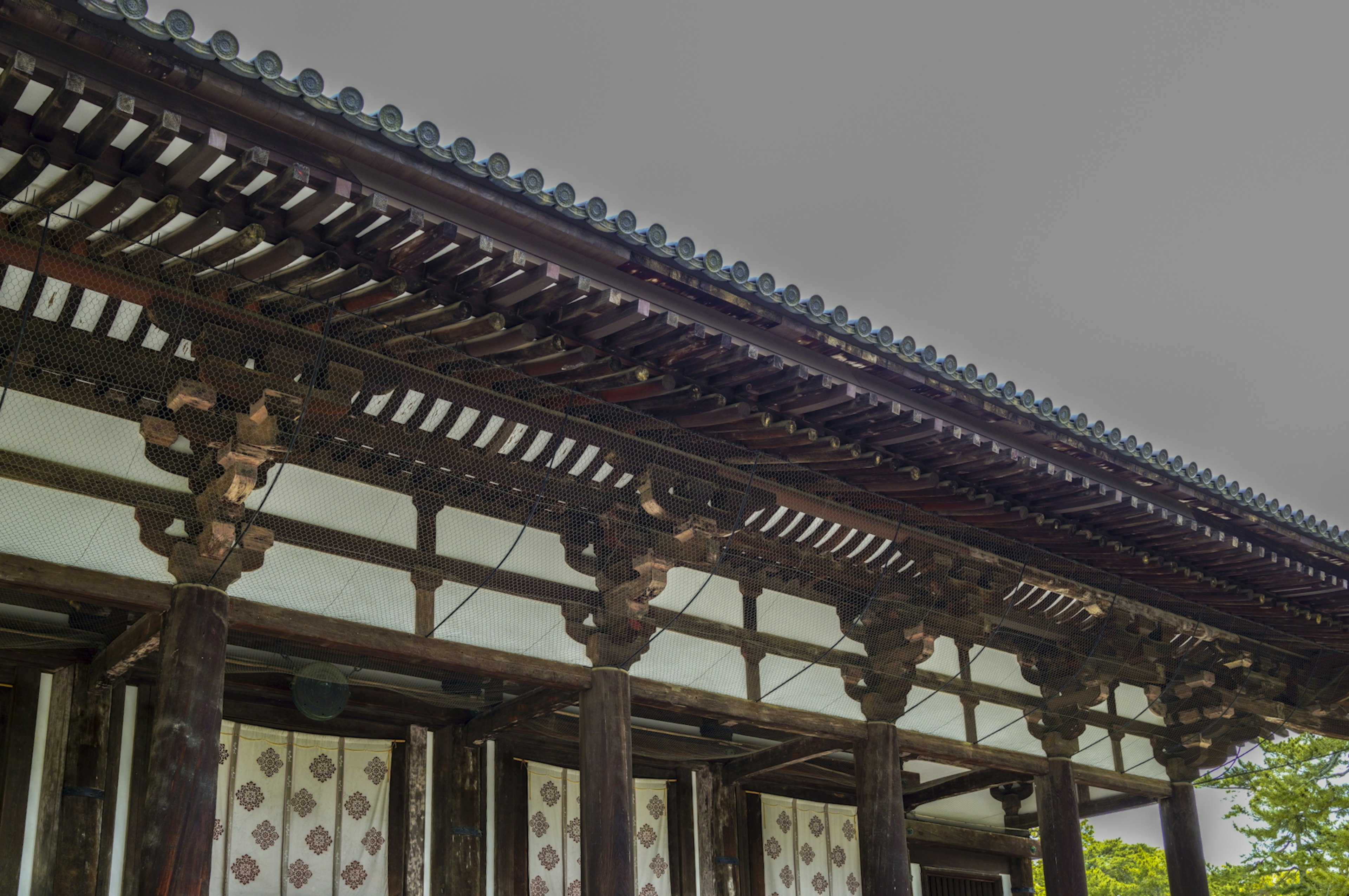 Detalle del techo y pilares de la arquitectura japonesa tradicional