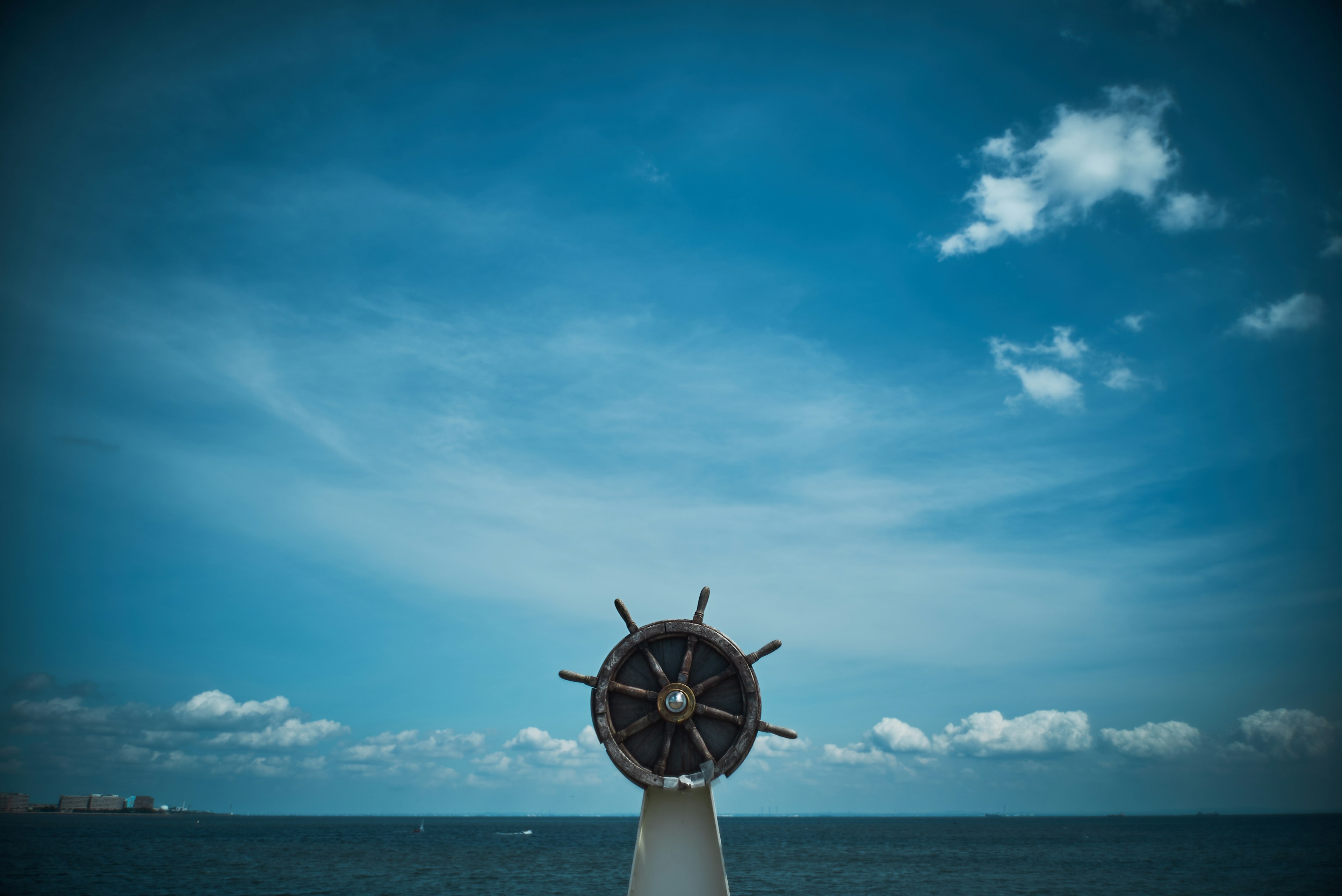 Foto de un timón de barco con fondo oceánico