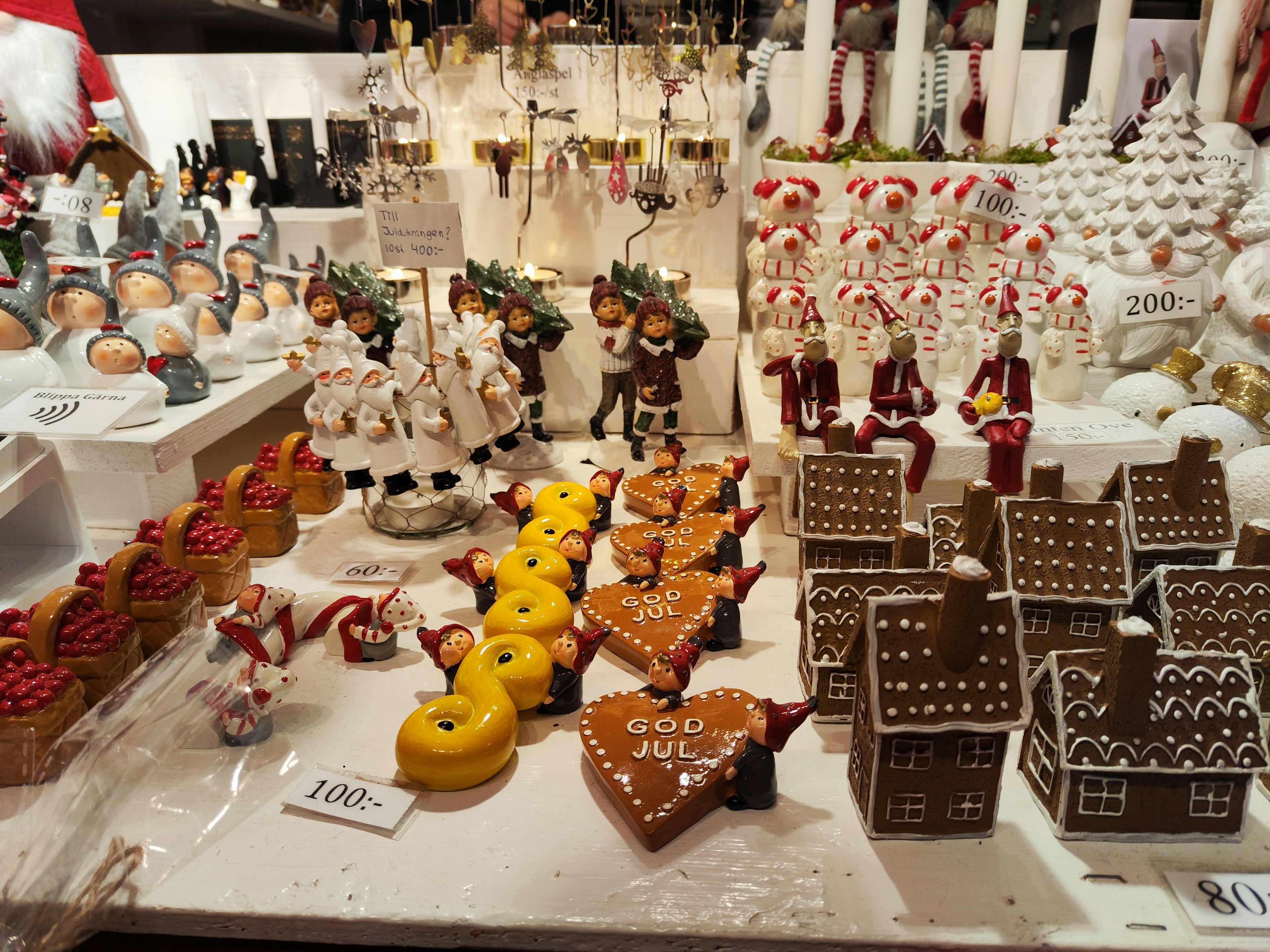 Exhibición de decoraciones navideñas y dulces con figuritas casas de jengibre y bastones de caramelo