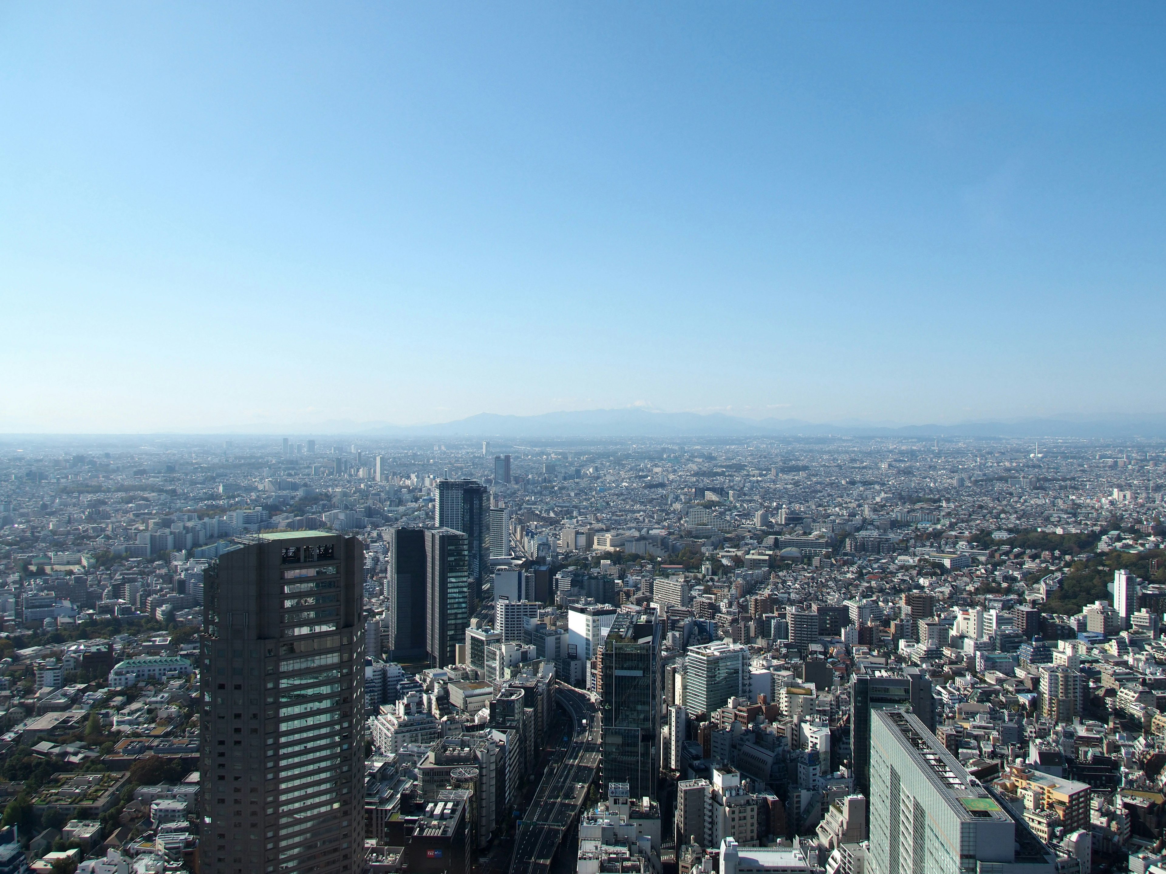 Vista panoramica di una città sotto un cielo blu con grattacieli e aree residenziali