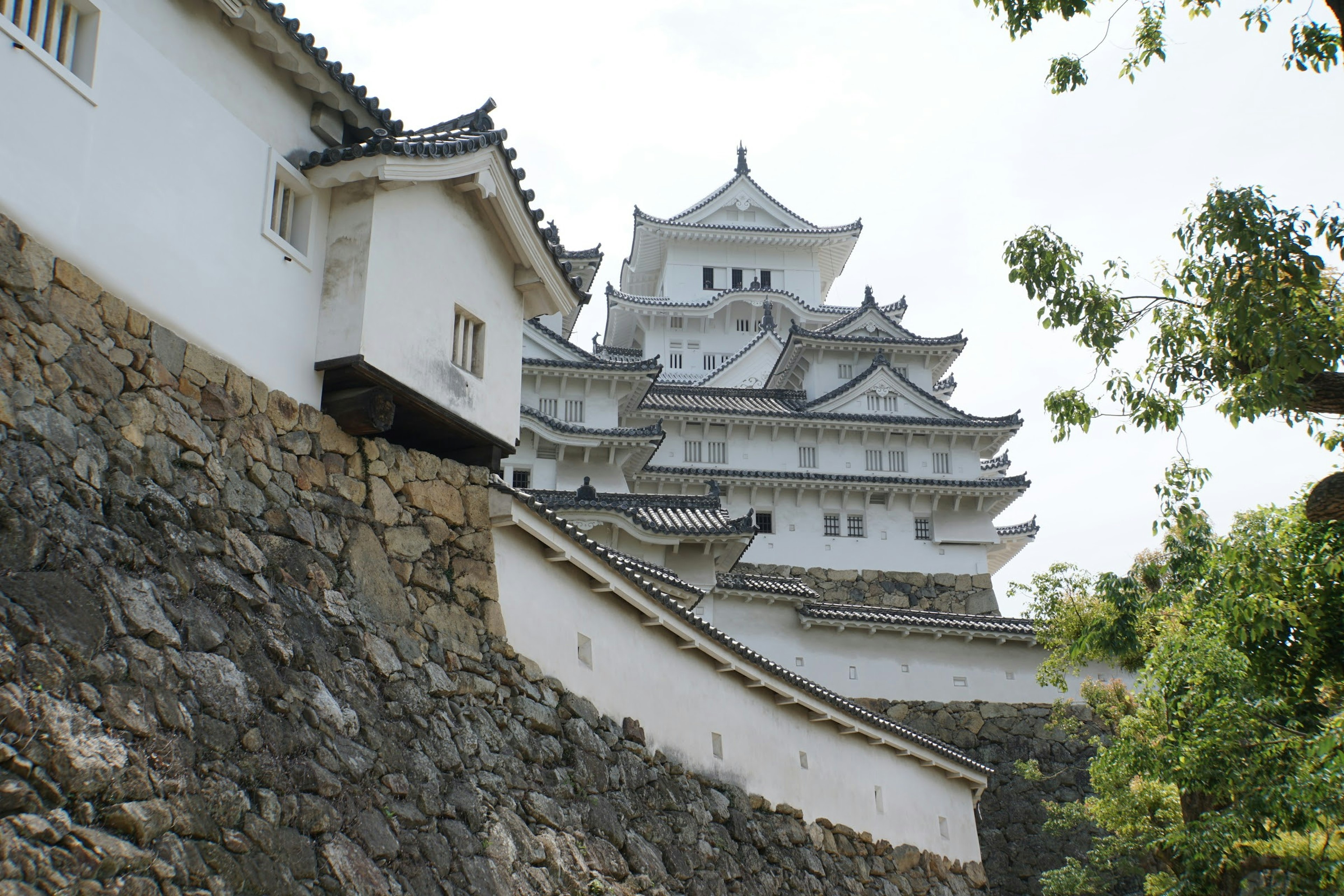 Blick auf das Himeji-Schloss mit weißen Wänden und Steinfundament