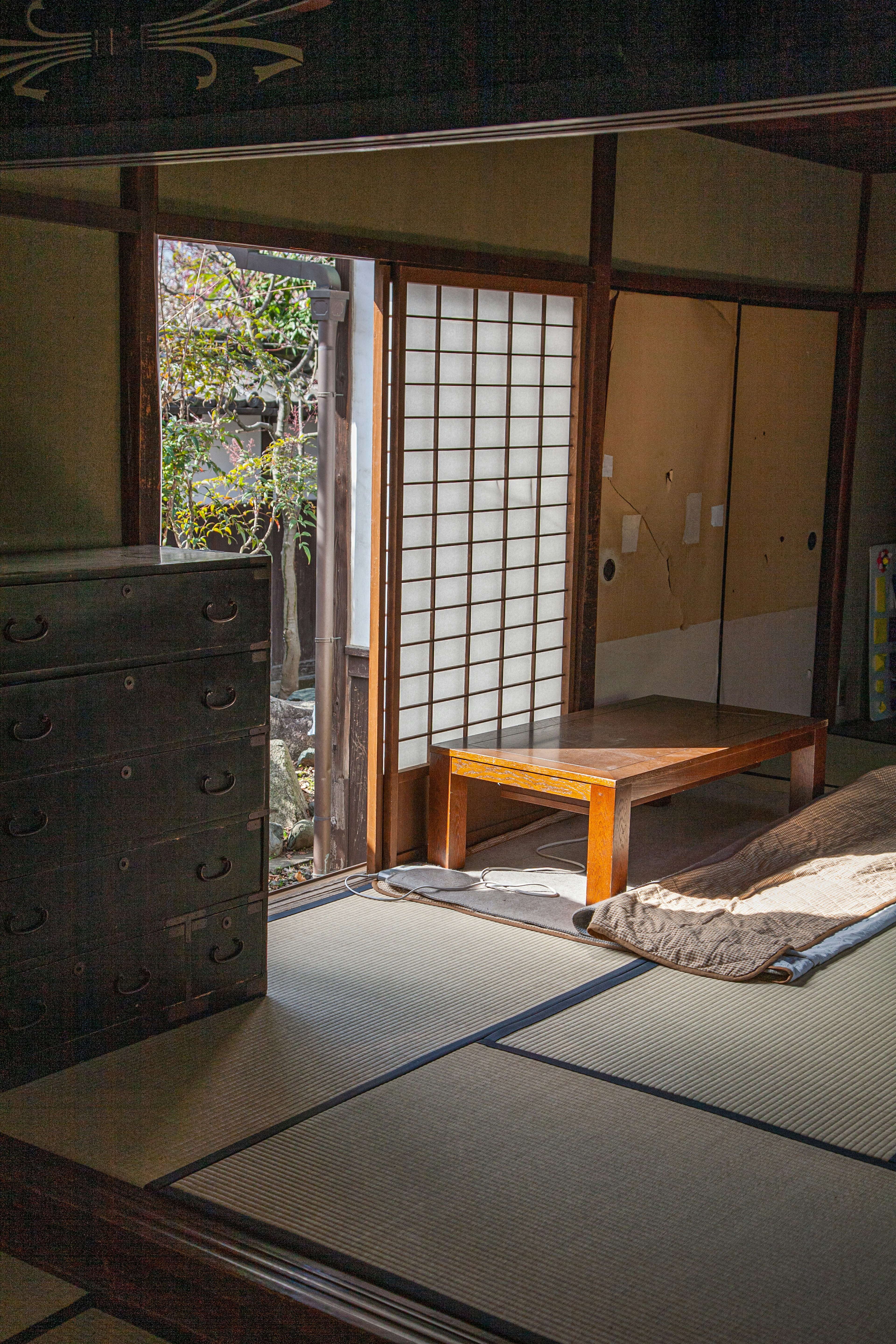 Heller Innenraum eines traditionellen japanischen Zimmers Natürliches Licht strömt durch das Fenster Tatami-Boden und Holztisch