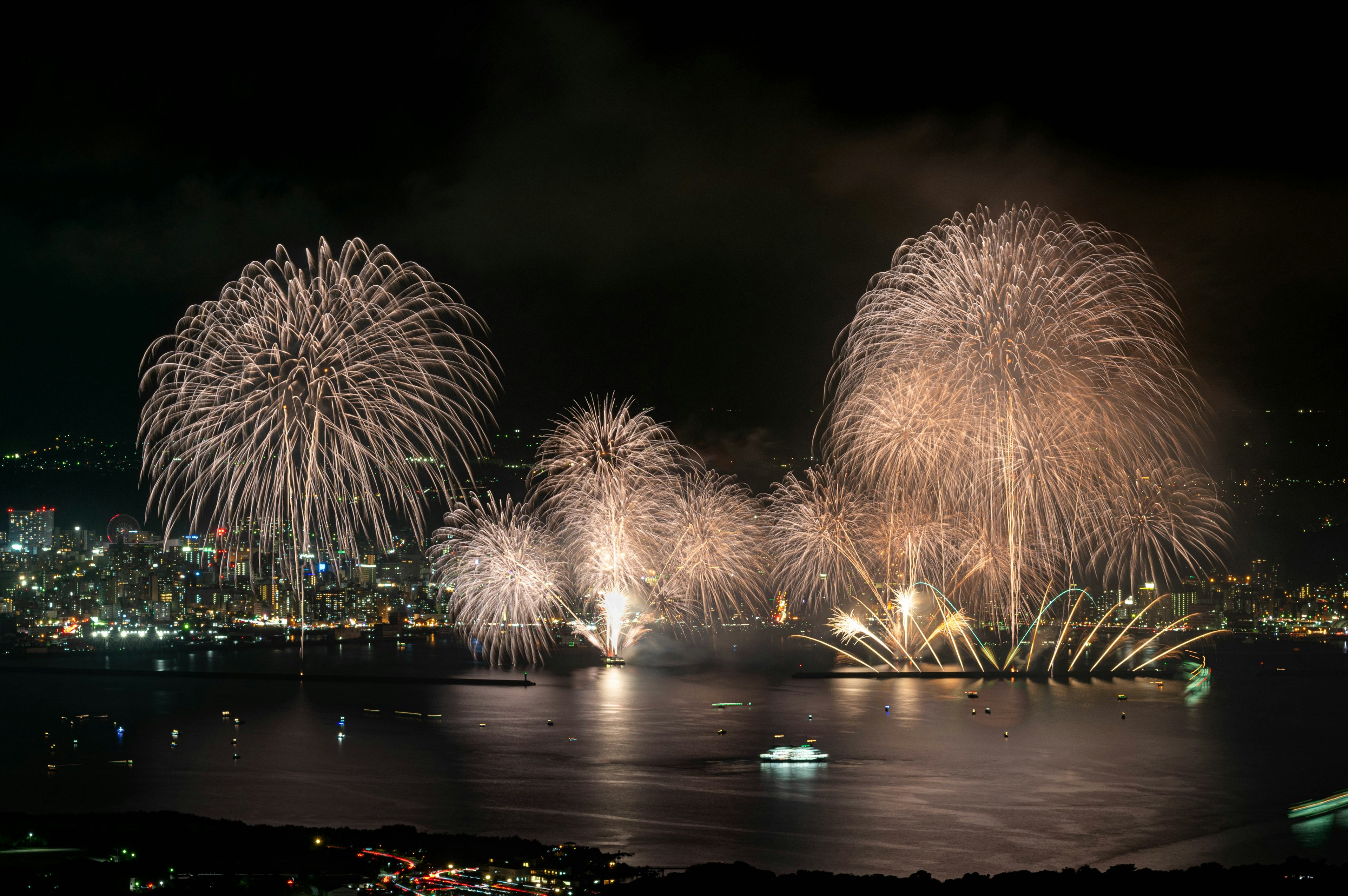 壮观的烟花表演照亮湖面上的夜空