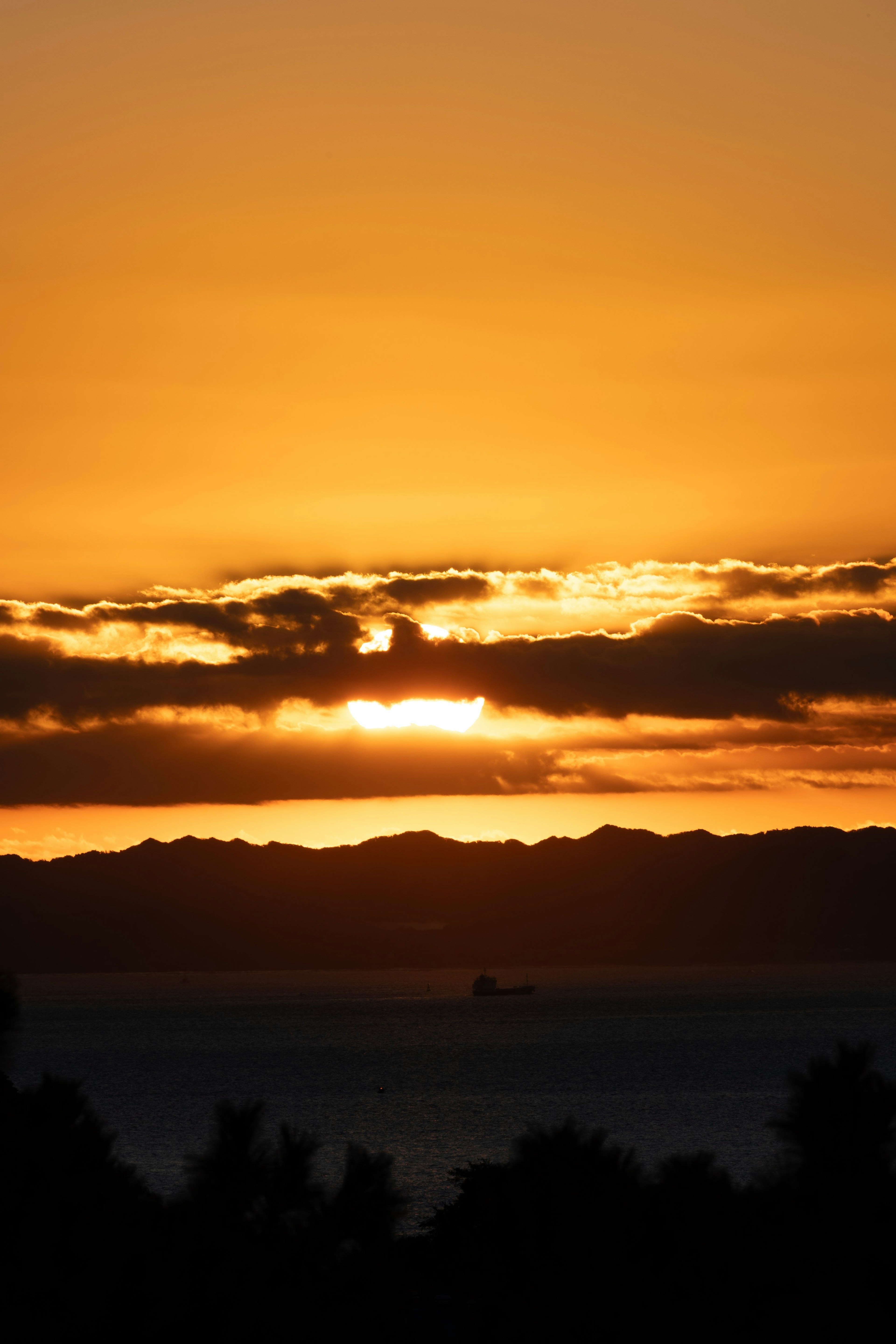 美しい夕焼けが海の上に広がる風景 山々がシルエットとして浮かび上がる