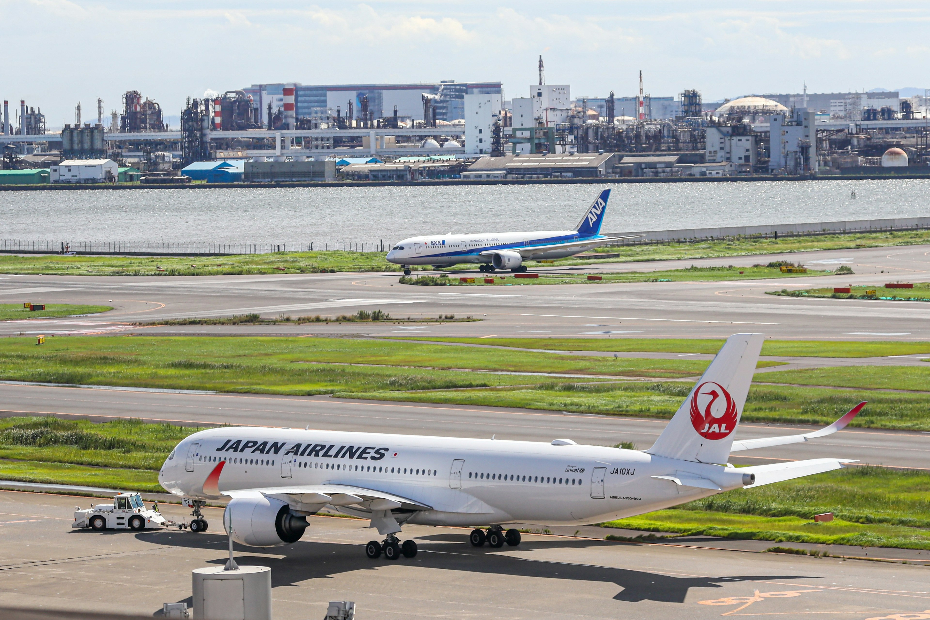 Blick auf ein Japan Airlines Flugzeug und ein ANA Flugzeug am Flughafen Haneda