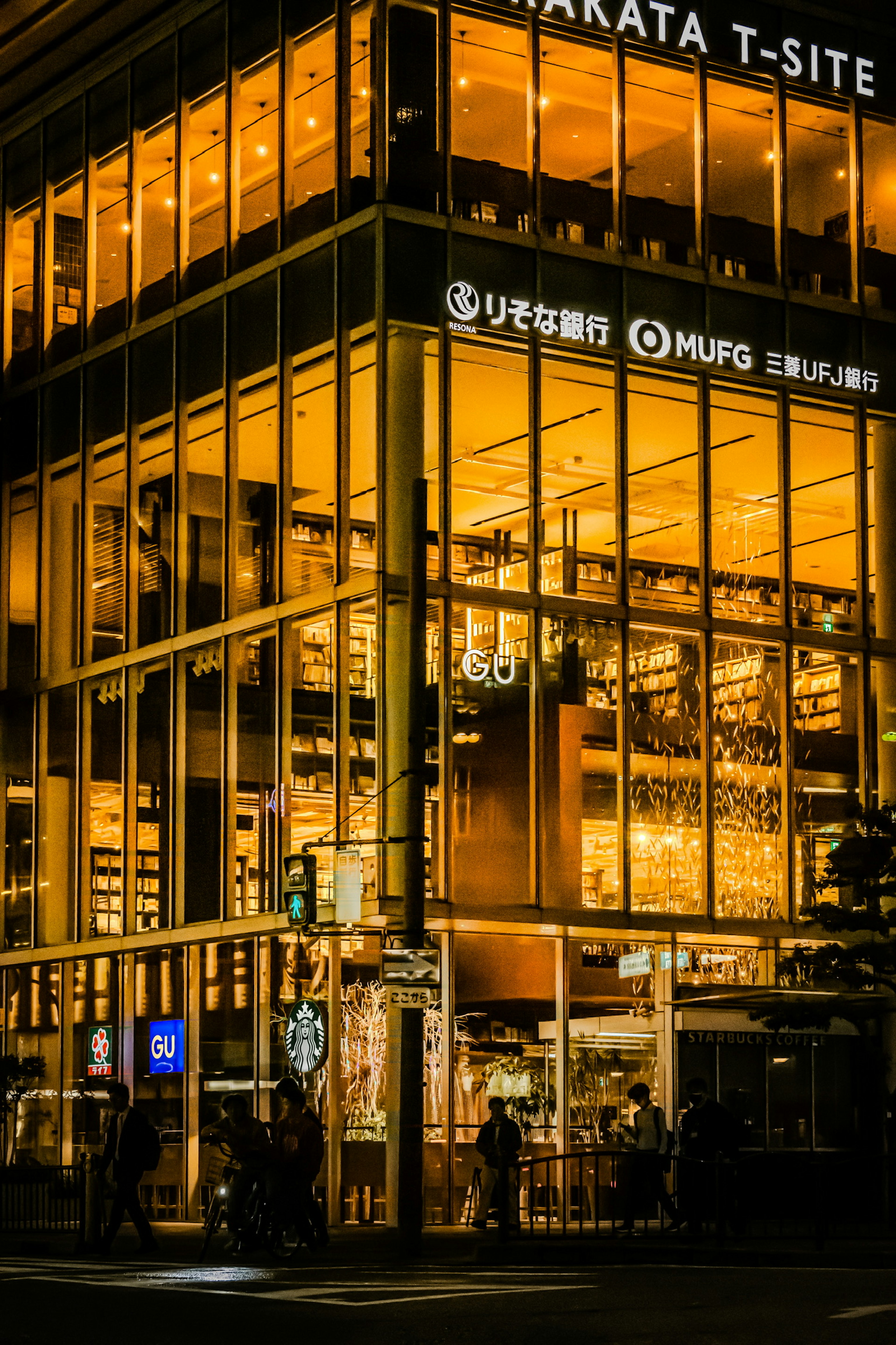 Vue nocturne du bâtiment en verre avec Hakata T-Site