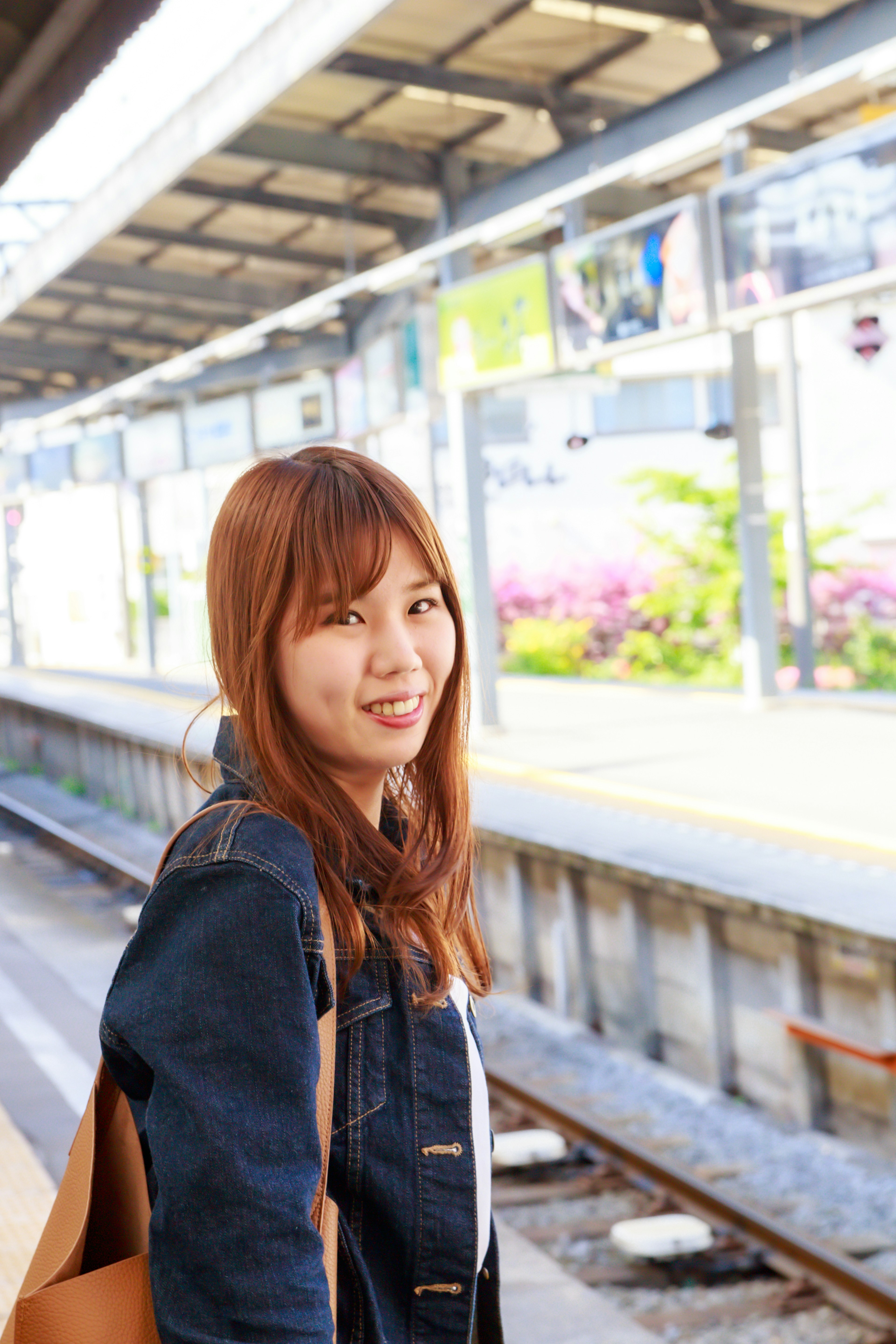 Retrato de una mujer sonriente en una plataforma de tren