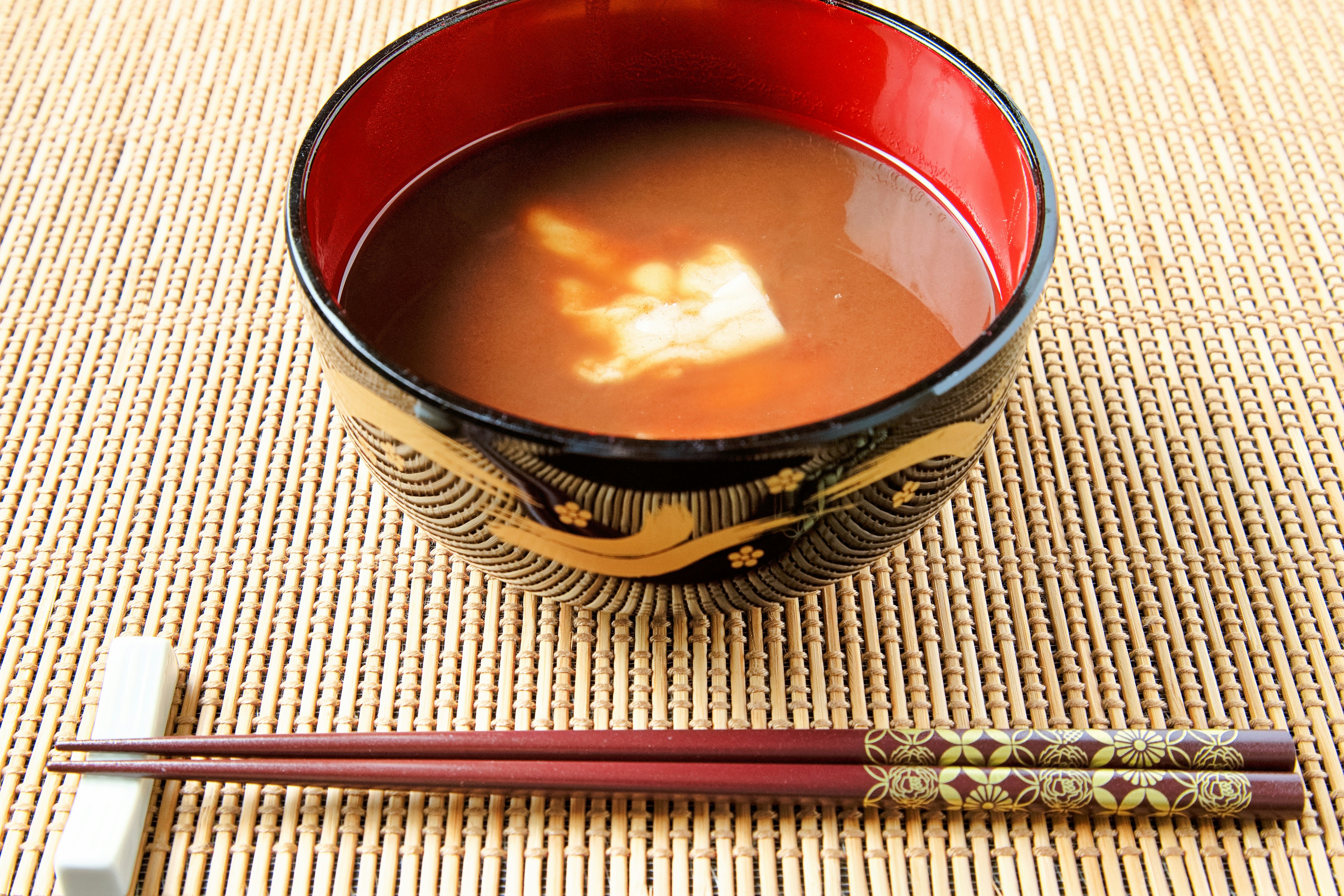 Soupe miso dans un beau bol en laque avec un intérieur rouge