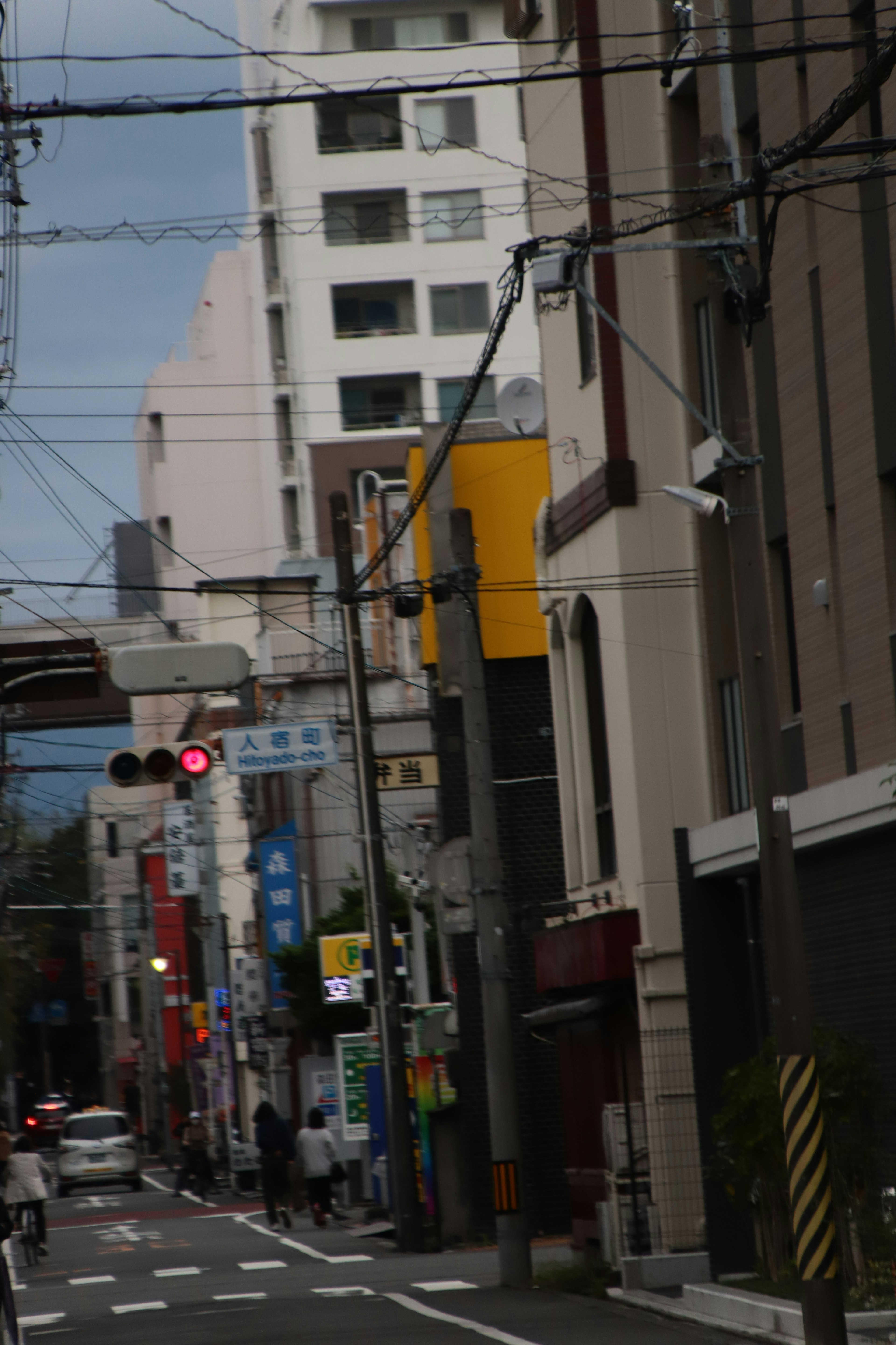 Urban scene featuring buildings and traffic signals at an intersection