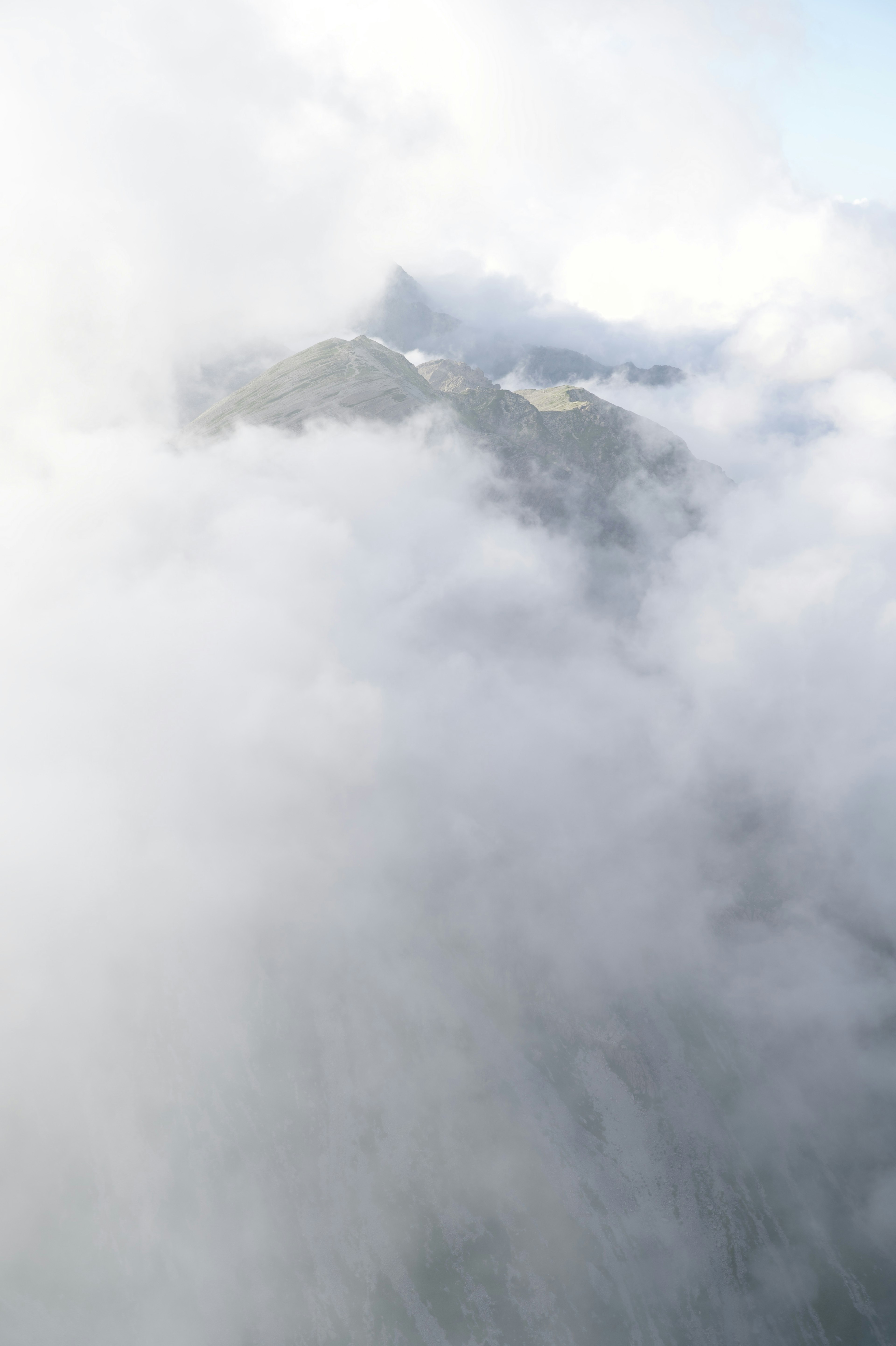 雲に覆われた山の風景