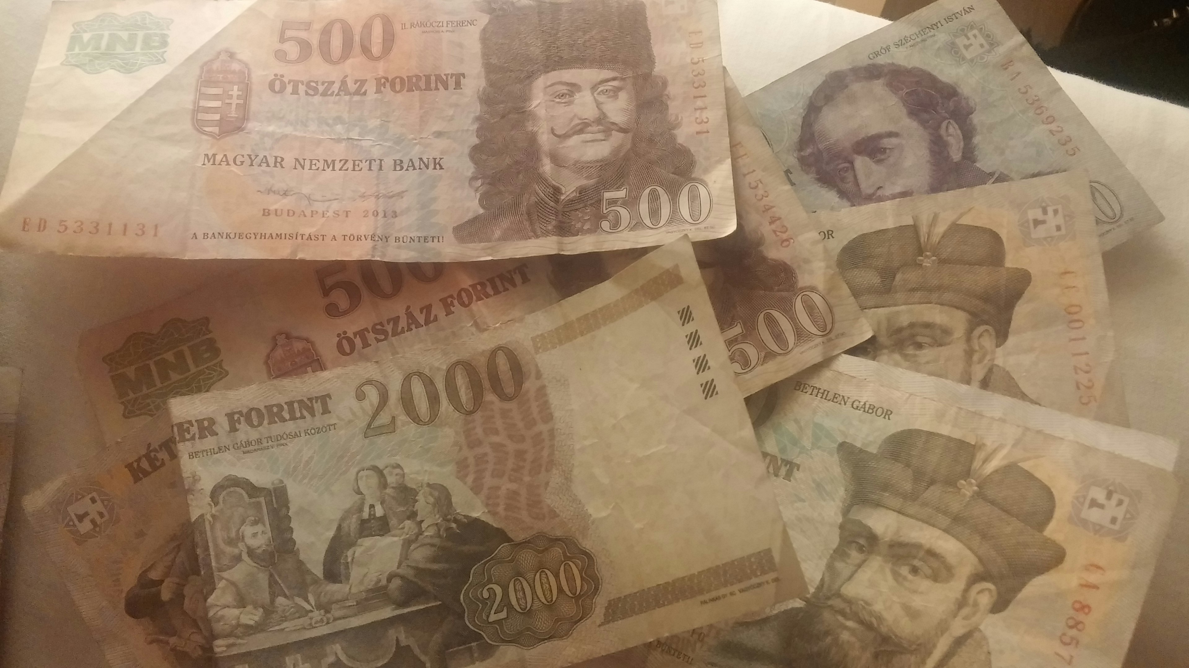 Eine Sammlung von verschiedenen Banknoten, die auf einer Fläche übereinander liegen