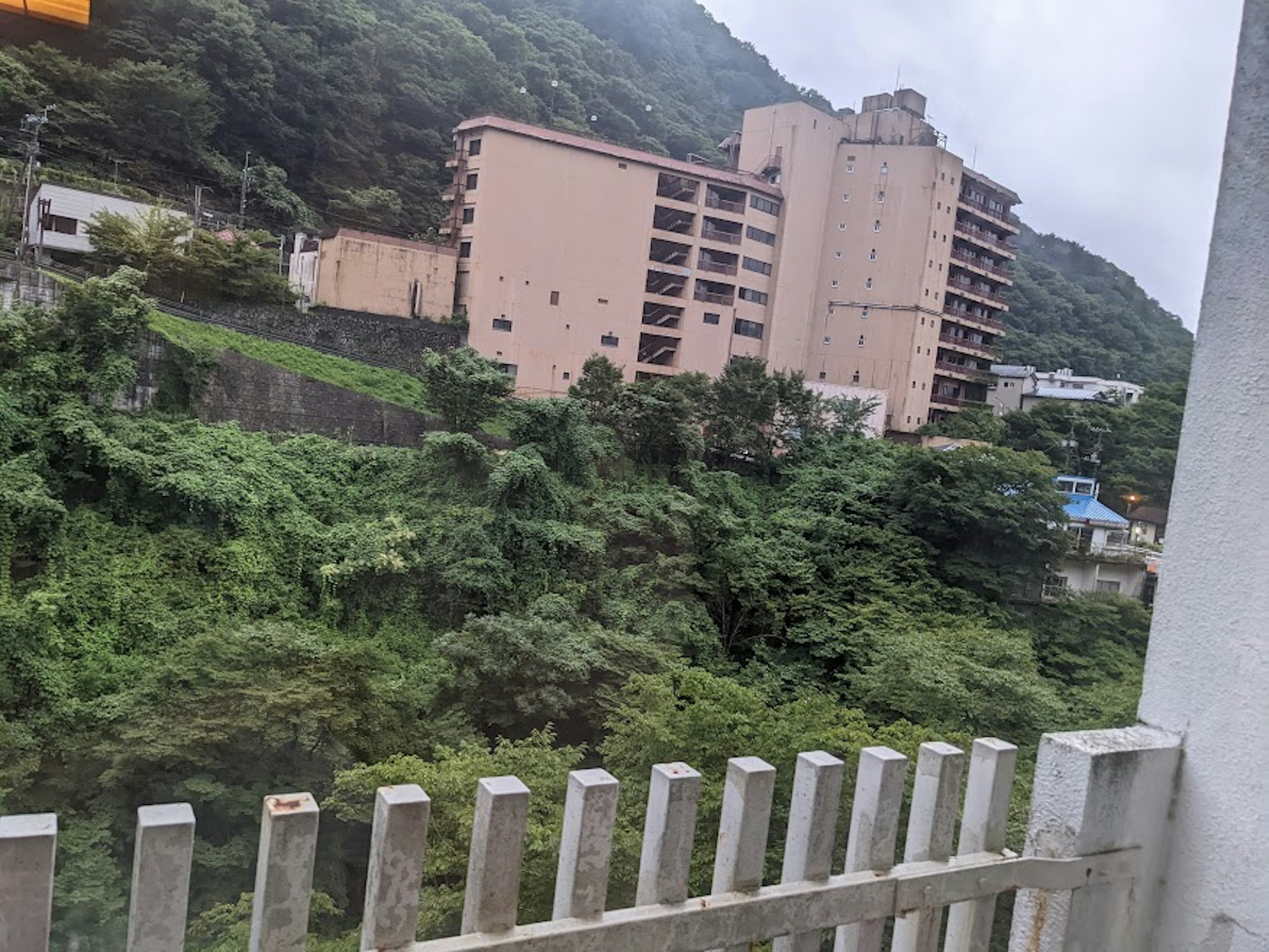 Vue d'un immeuble entouré de montagnes vertes