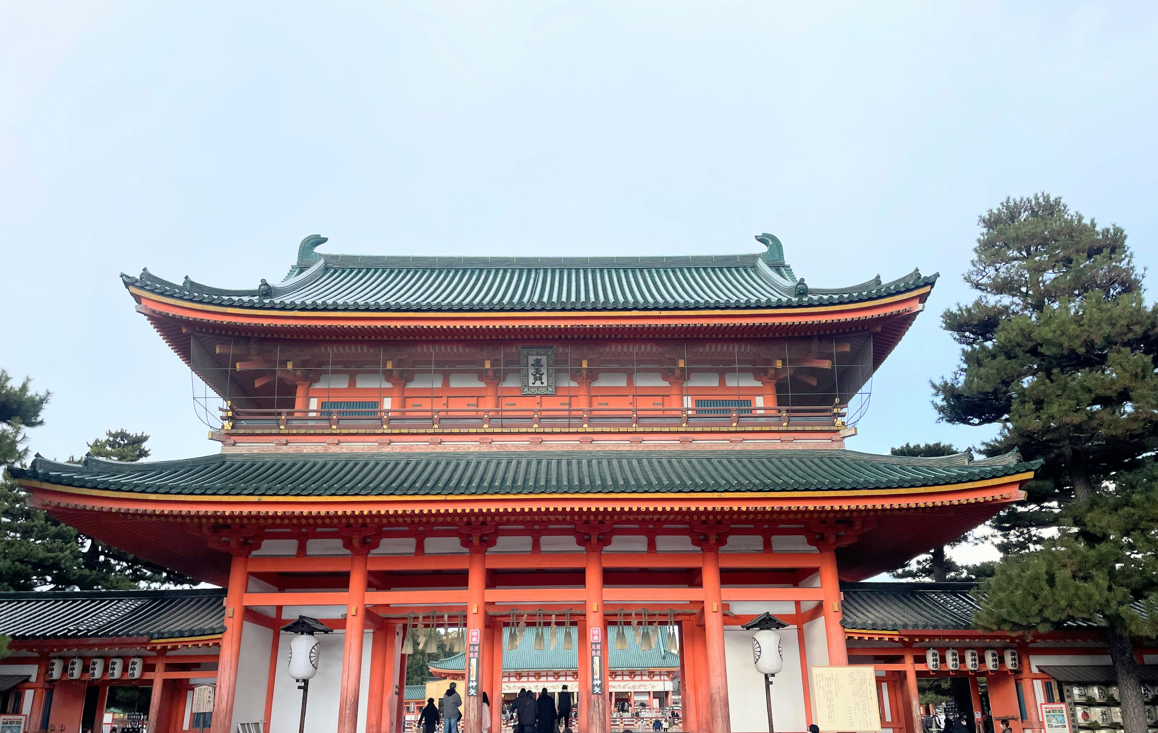 Tampak depan bangunan Jepang tradisional dengan tiang merah dan atap hijau