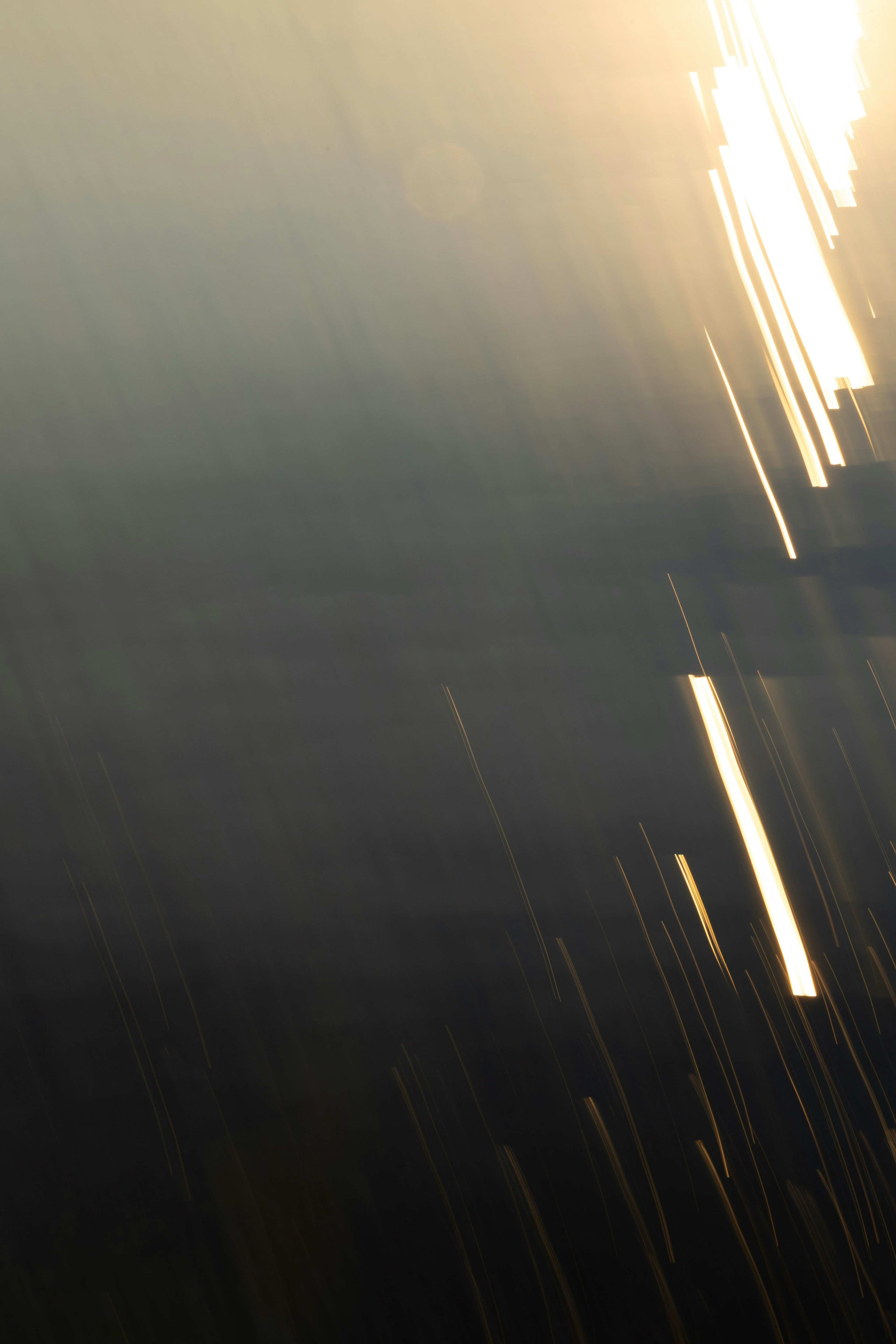 Abstraktes Bild mit Lichtstrahlen vor einem dunklen Hintergrund
